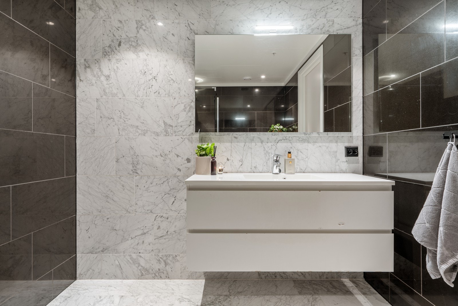 Lekkert flislagt baderom av god størrelse, med behagelige varmekabler i gulv Galleribilde