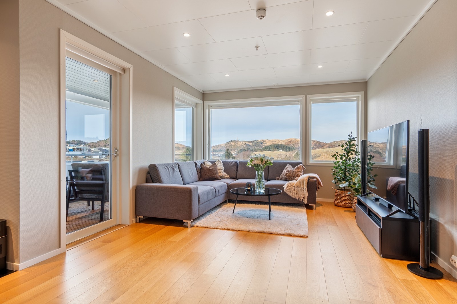 Fra stuen/kjøkkenet er det utgang til to overbygde terrasser, perfekte for bruk store deler av året Galleribilde