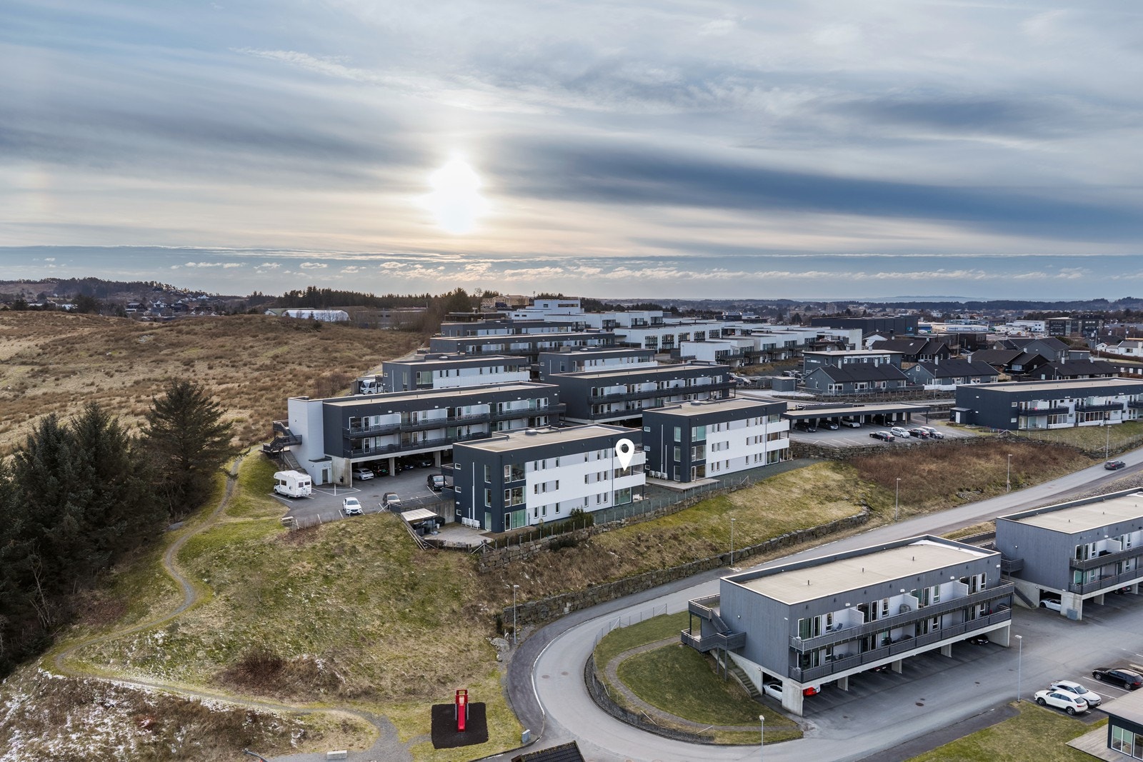 Vassbrekkevegen 24 ligger i det attraktive og familievennlige området Vassbrekke, kjent for et trygt bomiljø og rolige omgivelser Galleribilde