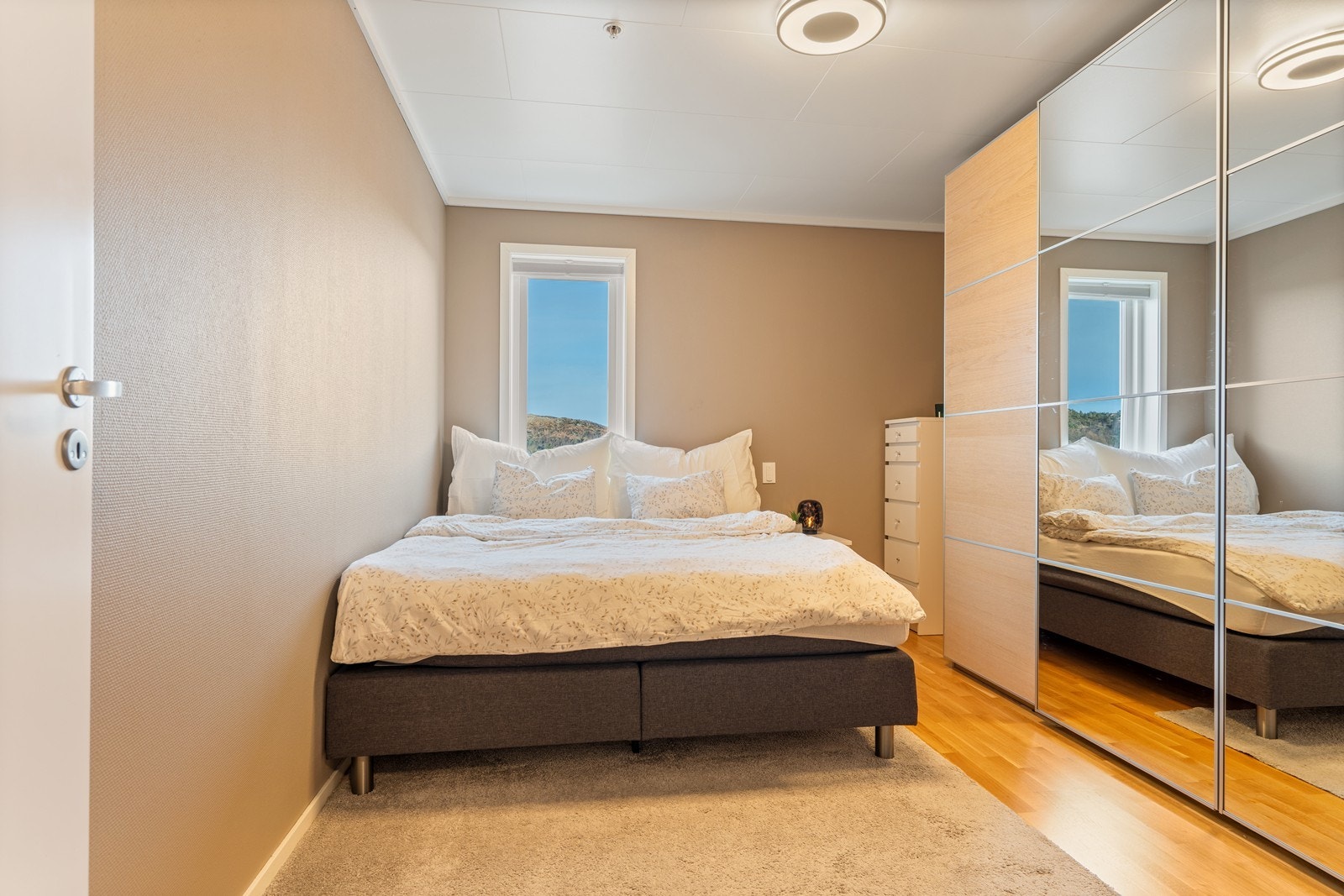 Boligen har tre gode soverom, hvor hovedsoverommet er utstyrt med stor skyvedørsgarderobe som gir rikelig med oppbevaringsplass Galleribilde