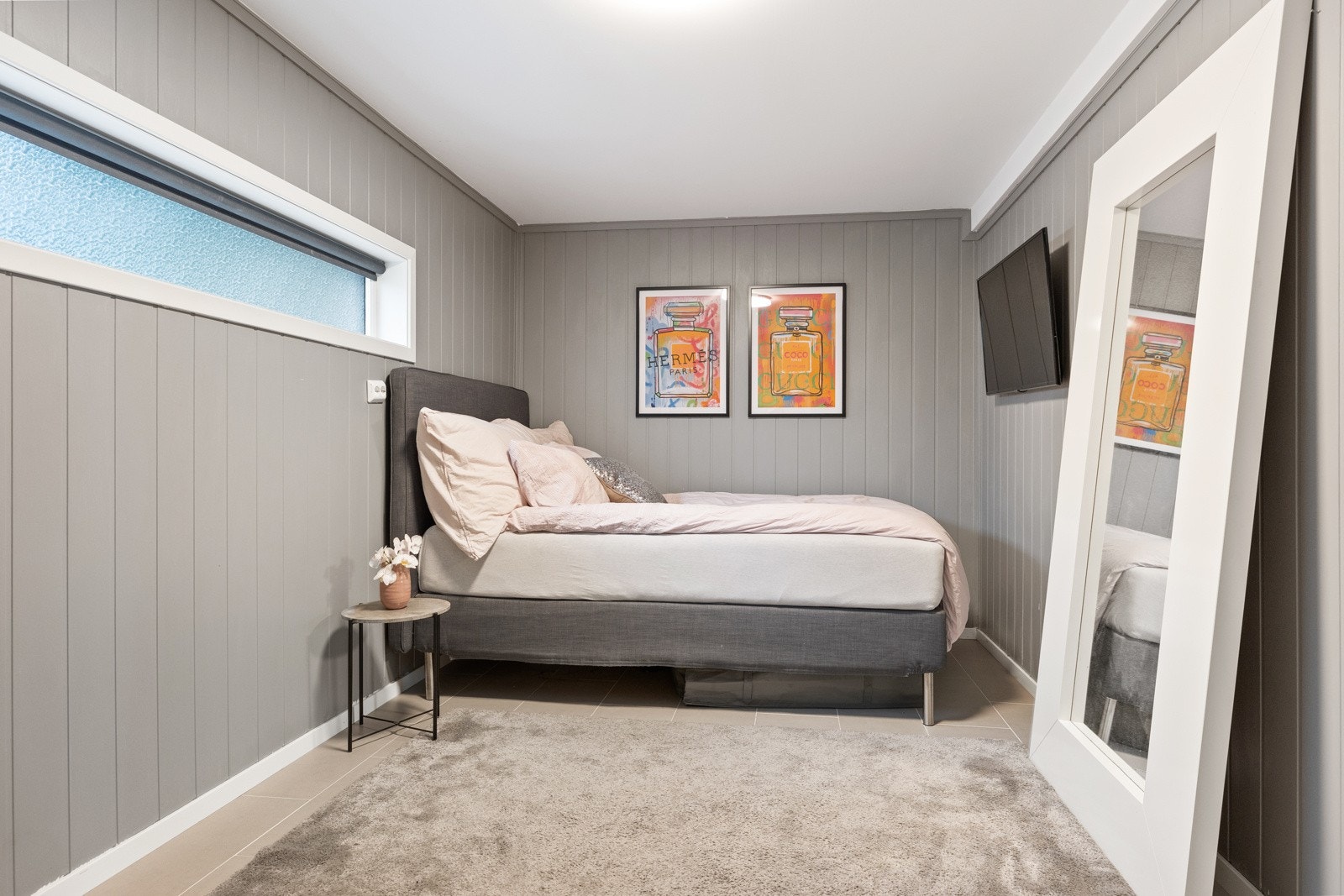 Kontor/soverom i enden av huset. Rommet ligger innenfor tvstuen og er tilbygget i senere år Galleribilde