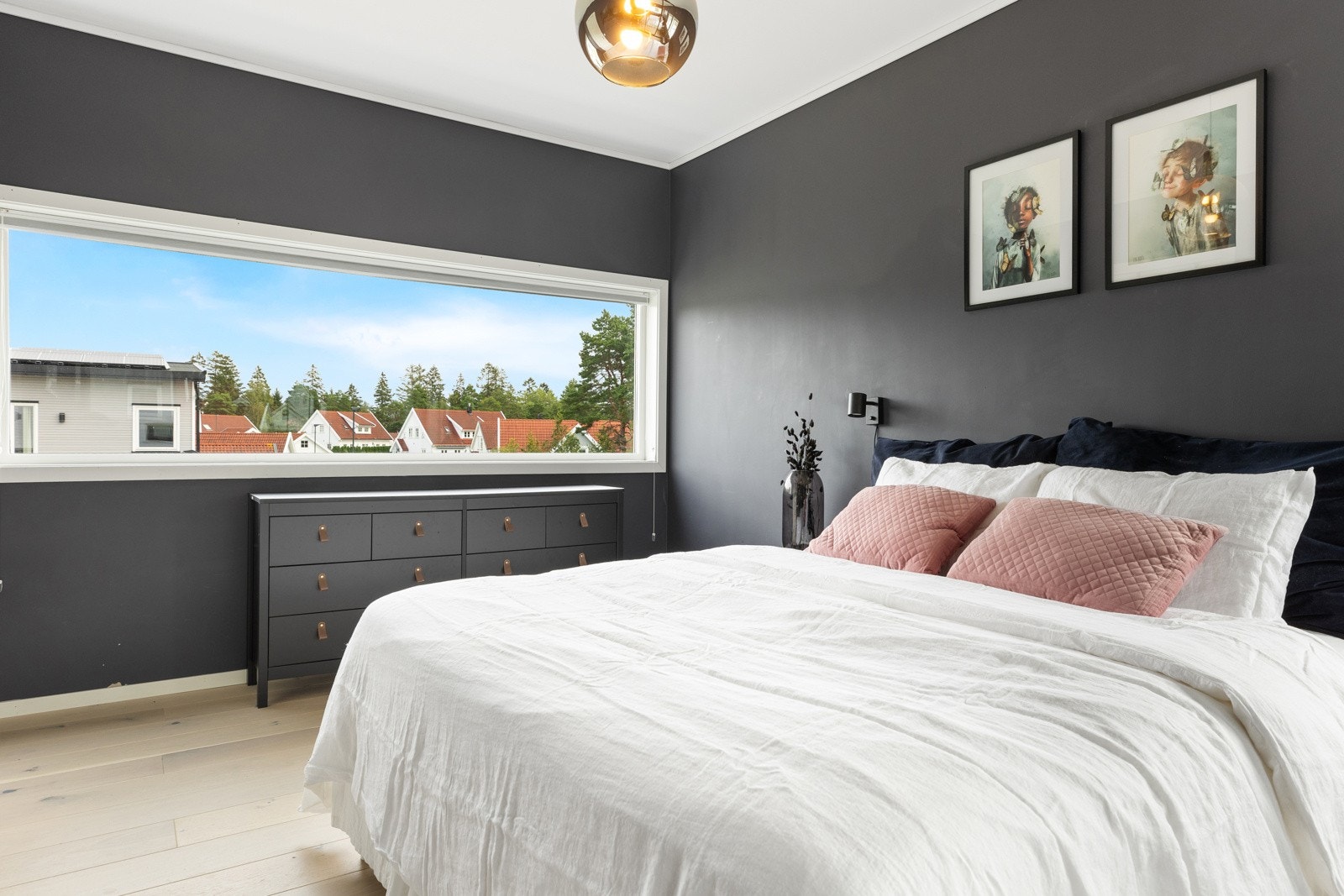 Alle soverom i dette huset oppleves romslig og velplassert Galleribilde