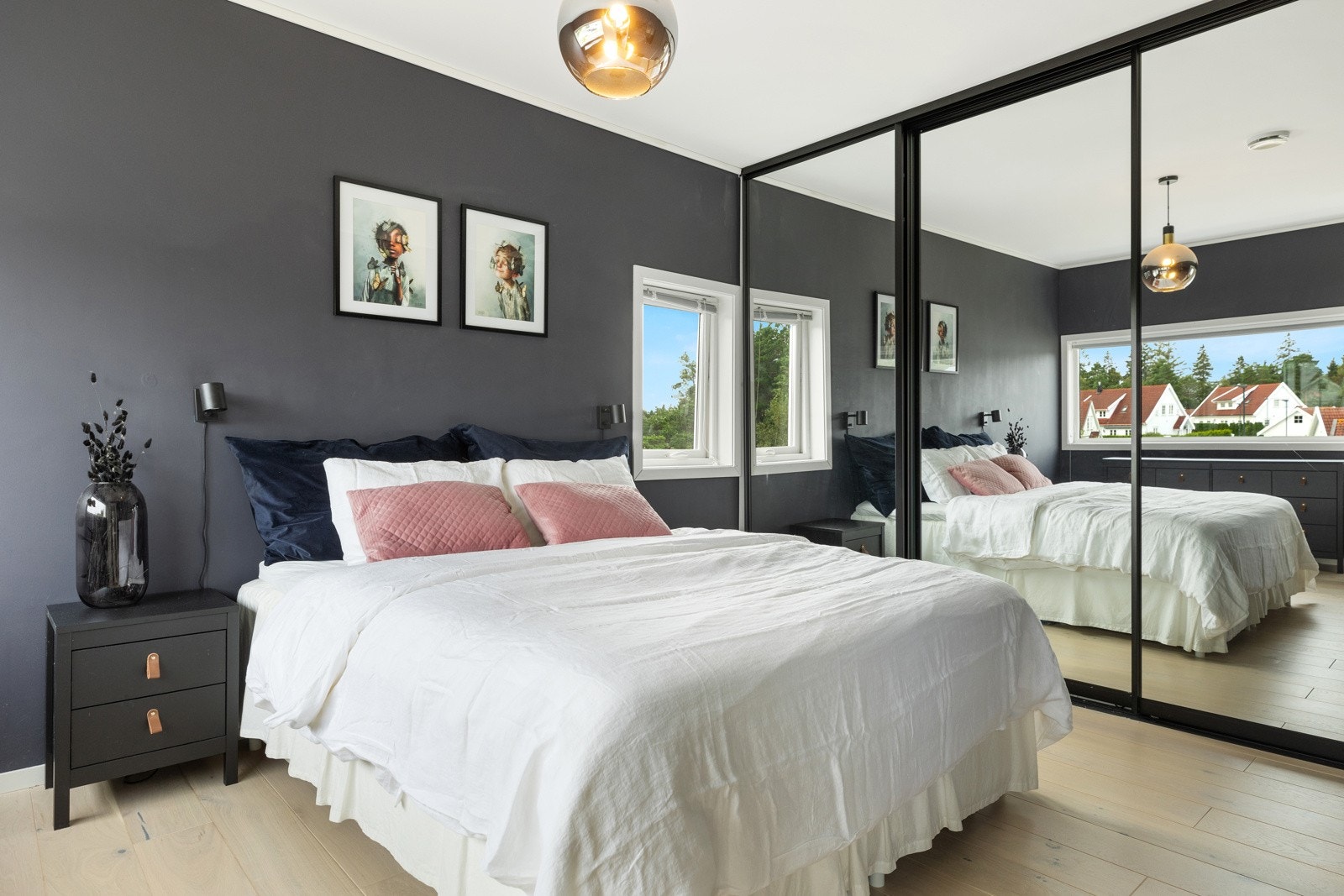 Dette er med skyvedørsgarderobe Galleribilde