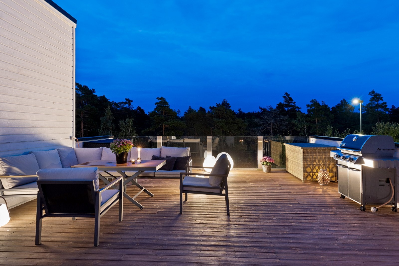 Flotte solrike uteplasser på flere nivåer. Her fra veranda i 2.etasje Galleribilde