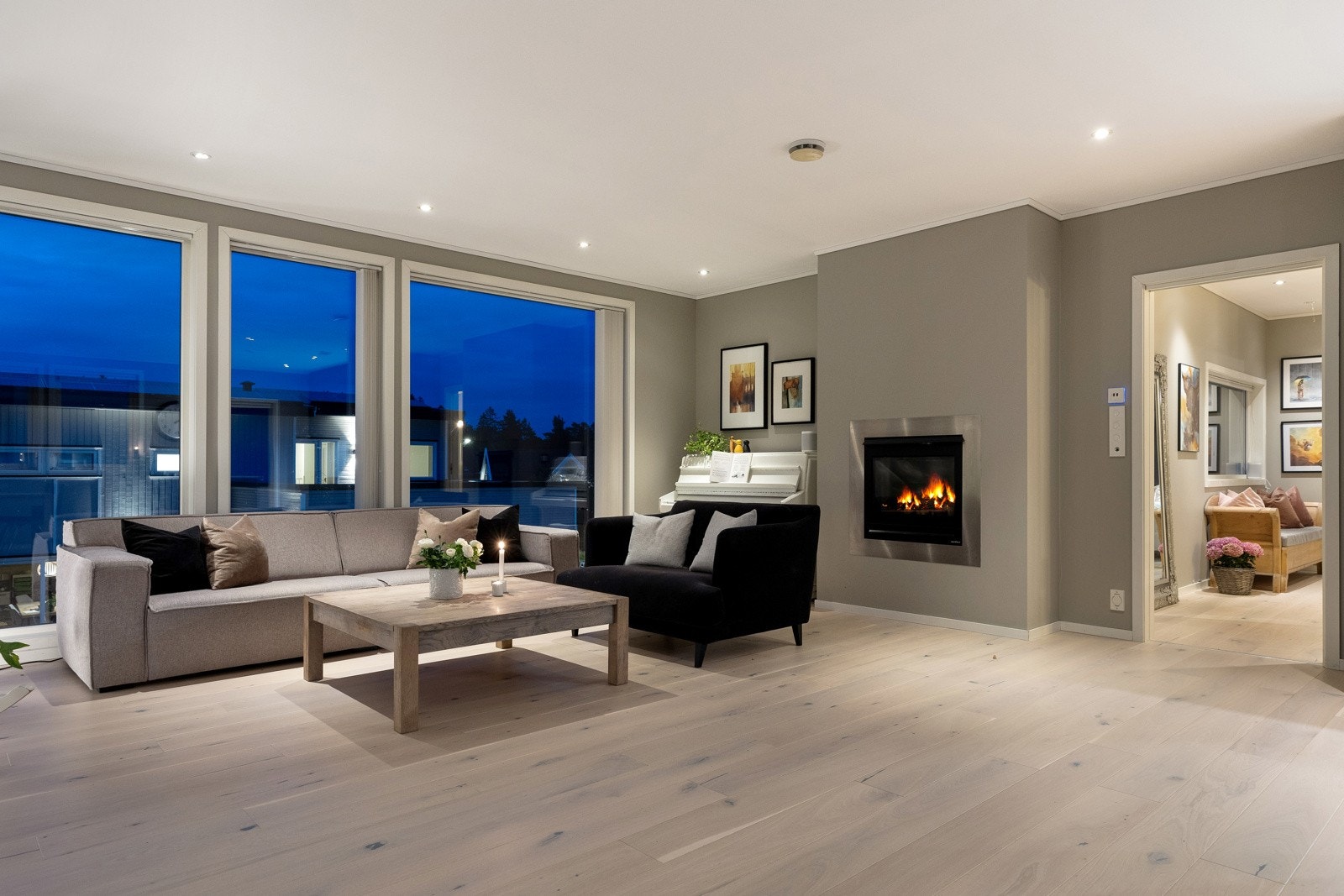 I stuen har du en fin gasspeis som setter stemningen Galleribilde