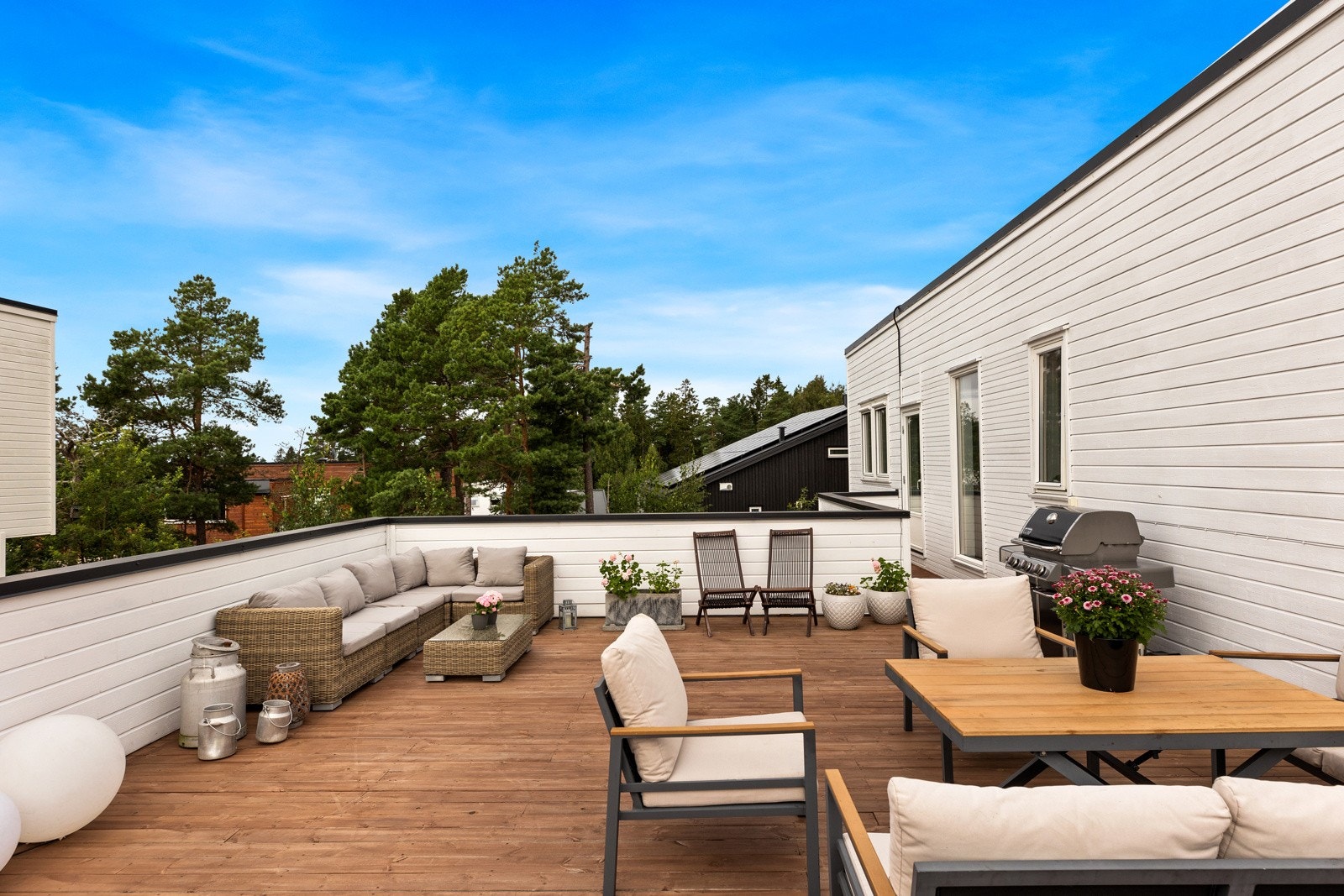 Her er det god plass til møblering, rikelig med sol og utsyn Galleribilde