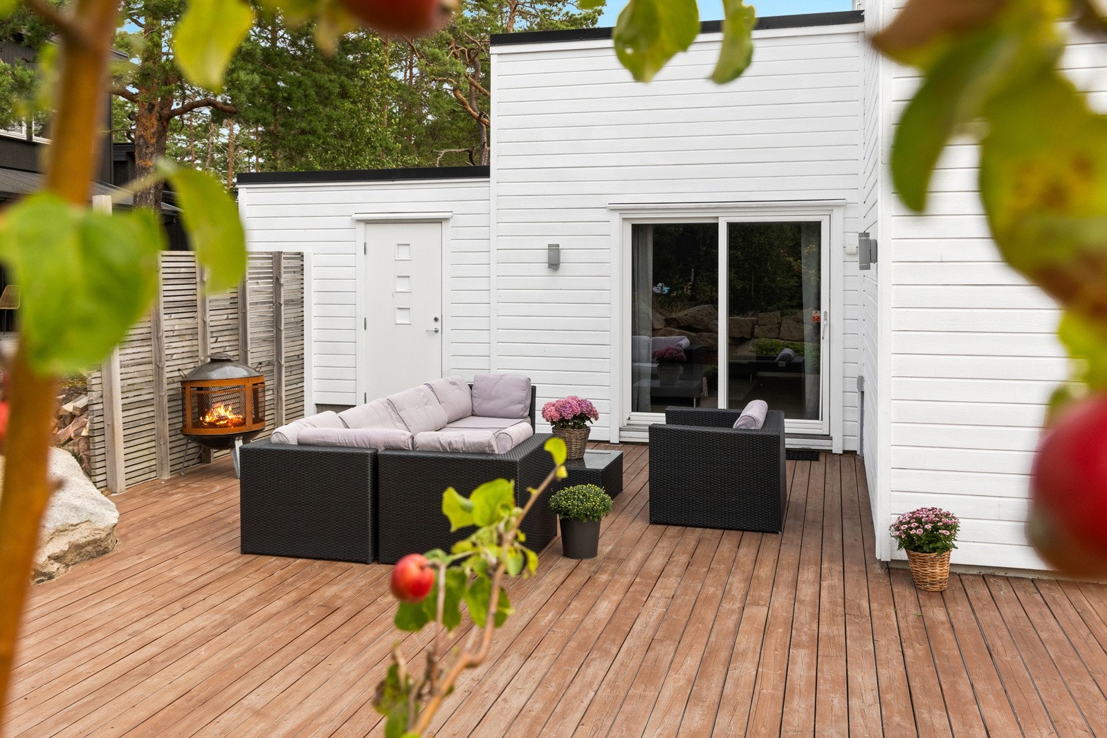 Plattingen strekker seg på to sider av huset og er ganske usjenert Galleribilde