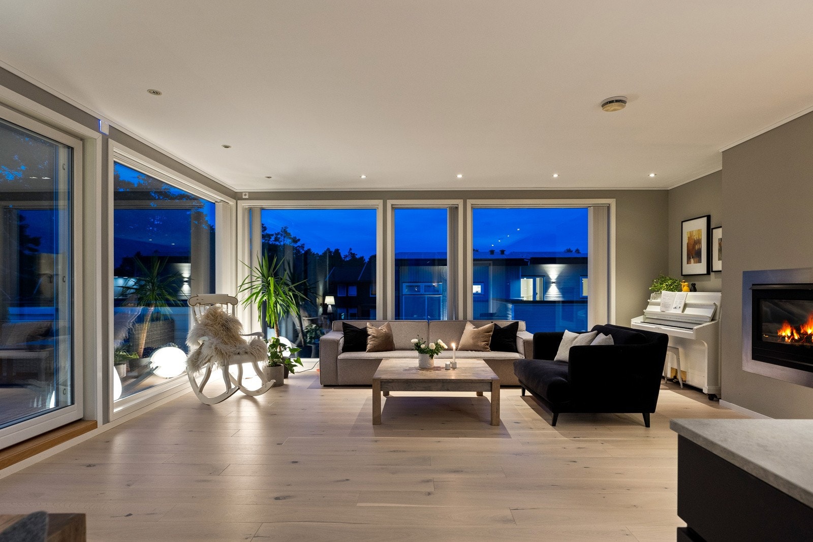 Innholdsrik og moderne familiebolig over to plan Galleribilde