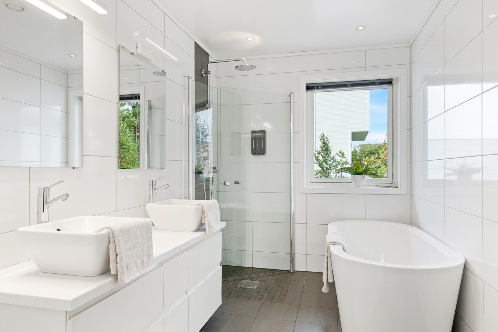 Flislagt og pent baderom. Innredningen har dobbelservant, det er også wc, dusj og badekar (kar er ikke tilkoblet) Galleribilde