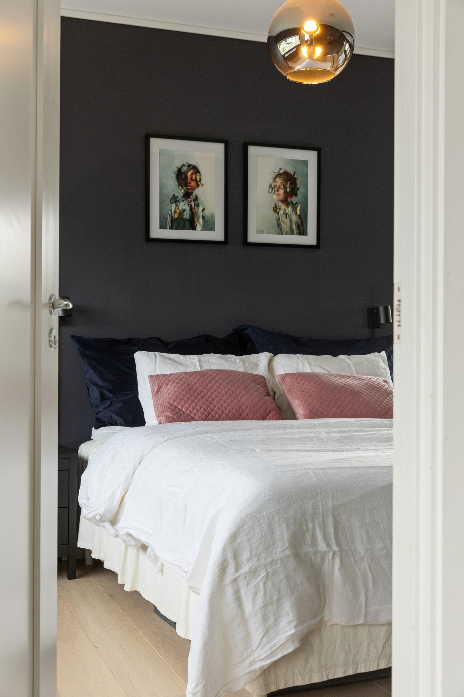 Fra soverom i 2.etasje, vegg-i-vegg ligger et baderom Galleribilde