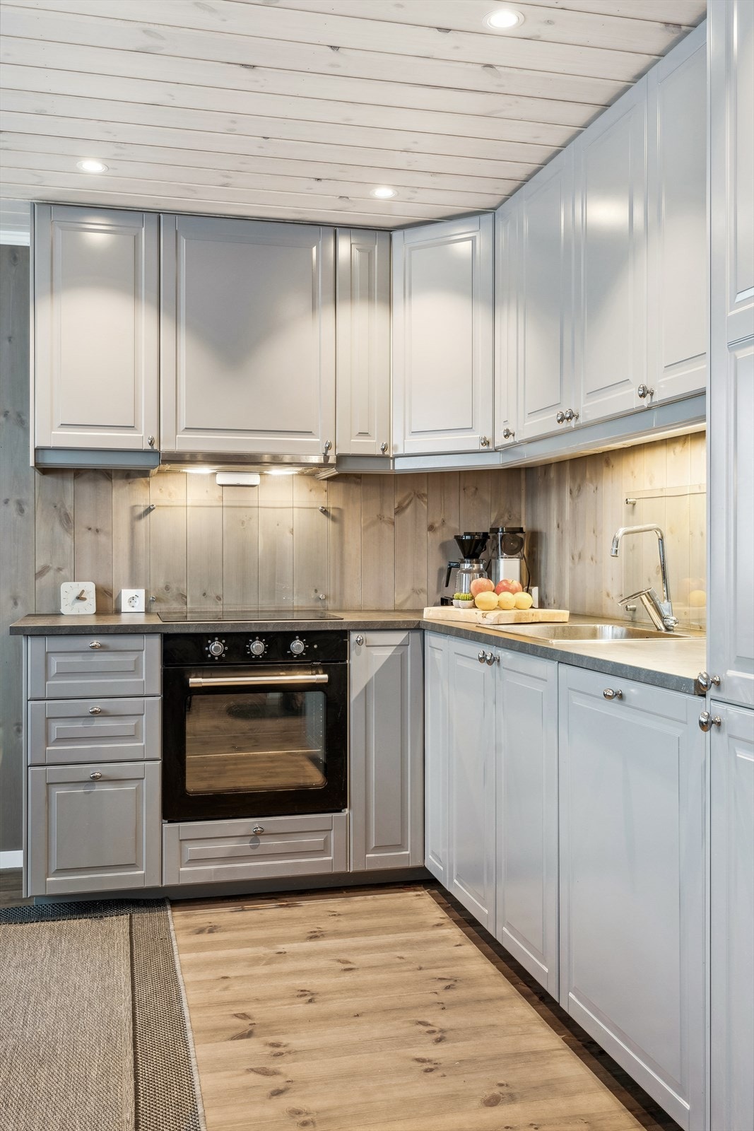 Downlights i himling og et pent beiset/lakkert tregulv. Galleribilde