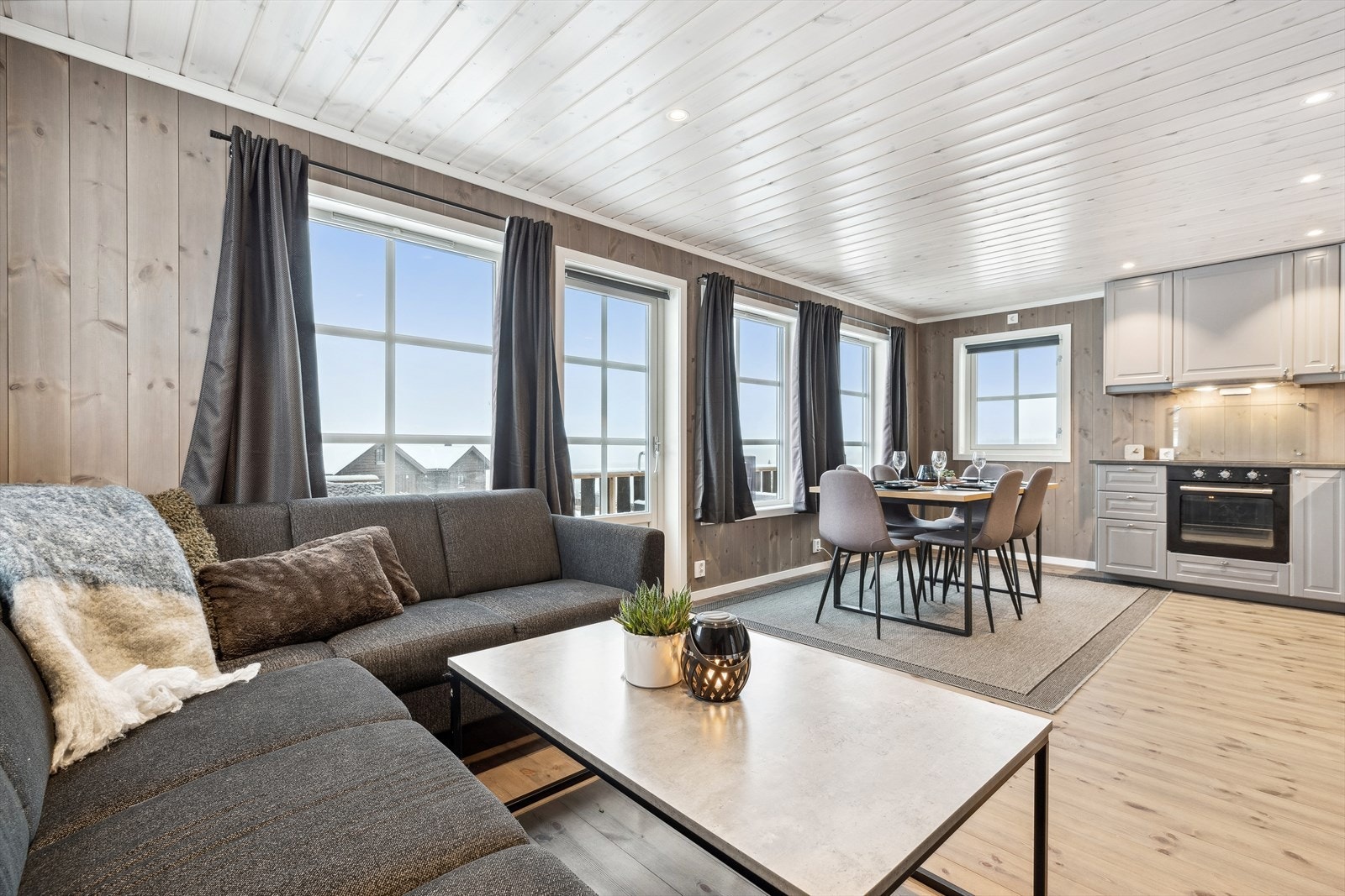 Store vindusflater sørger for gode lysforhold. Utgang til terrasse med en flott utsikt. Galleribilde