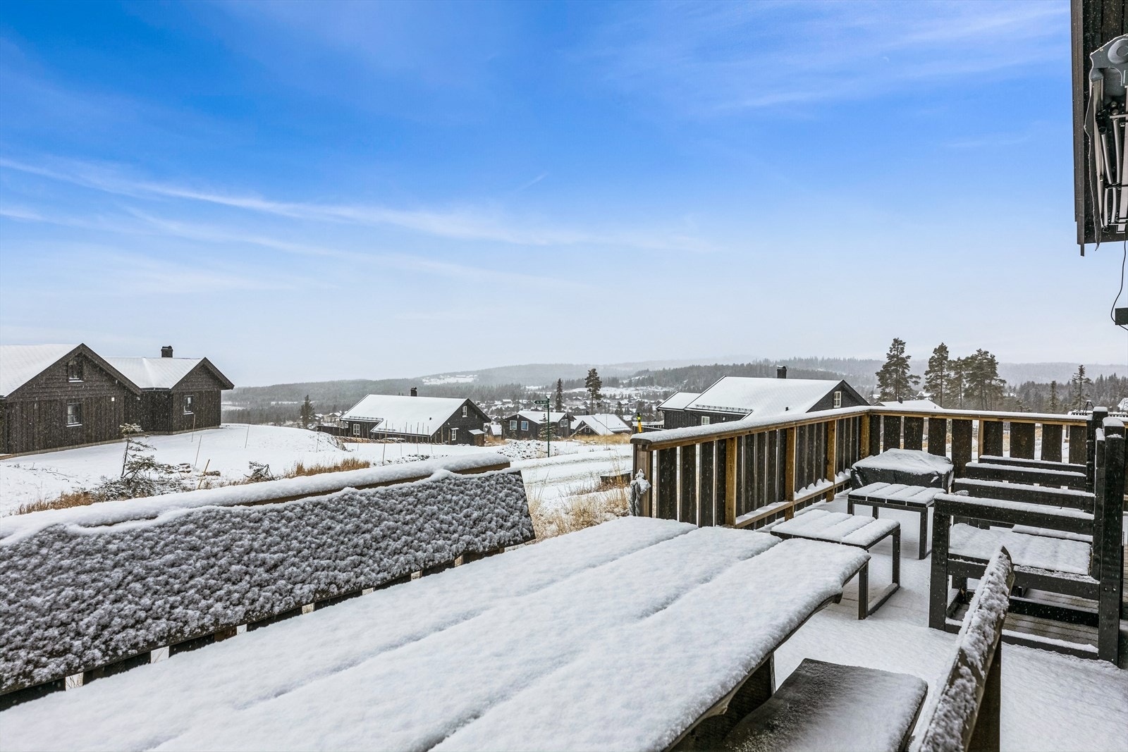 God plass til flere sittegrupper. Galleribilde