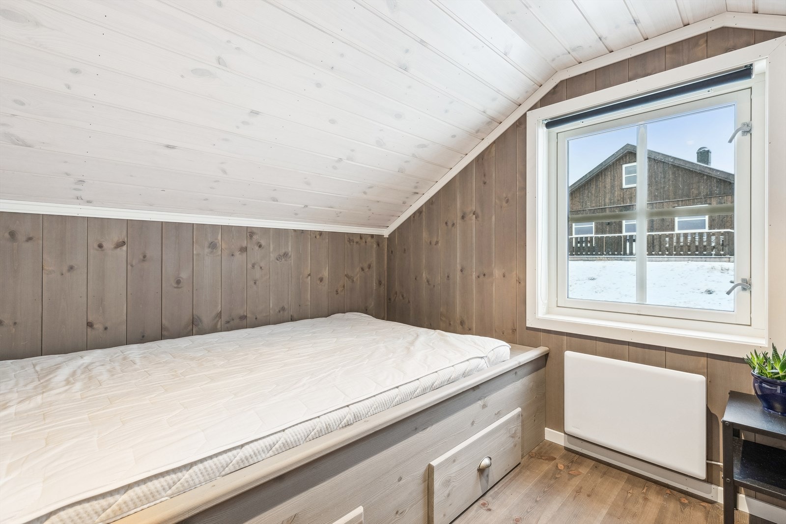 Fine plassbygde senger med lagringsplass i underkant. Galleribilde