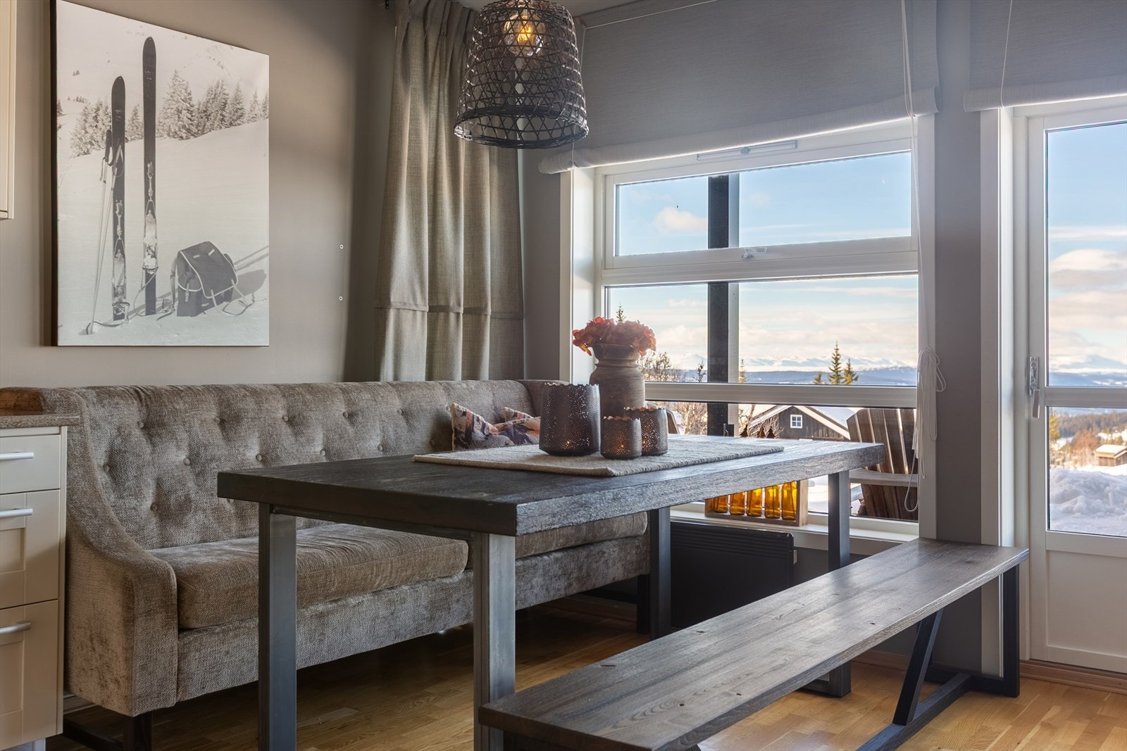 Med denne innbydende fritidsleiligheten i Skoputtsvingen, kan en enkelt nyte "det gode liv" til fjells! Her kan man flytte rett inn, da møblene medfølger. Galleribilde