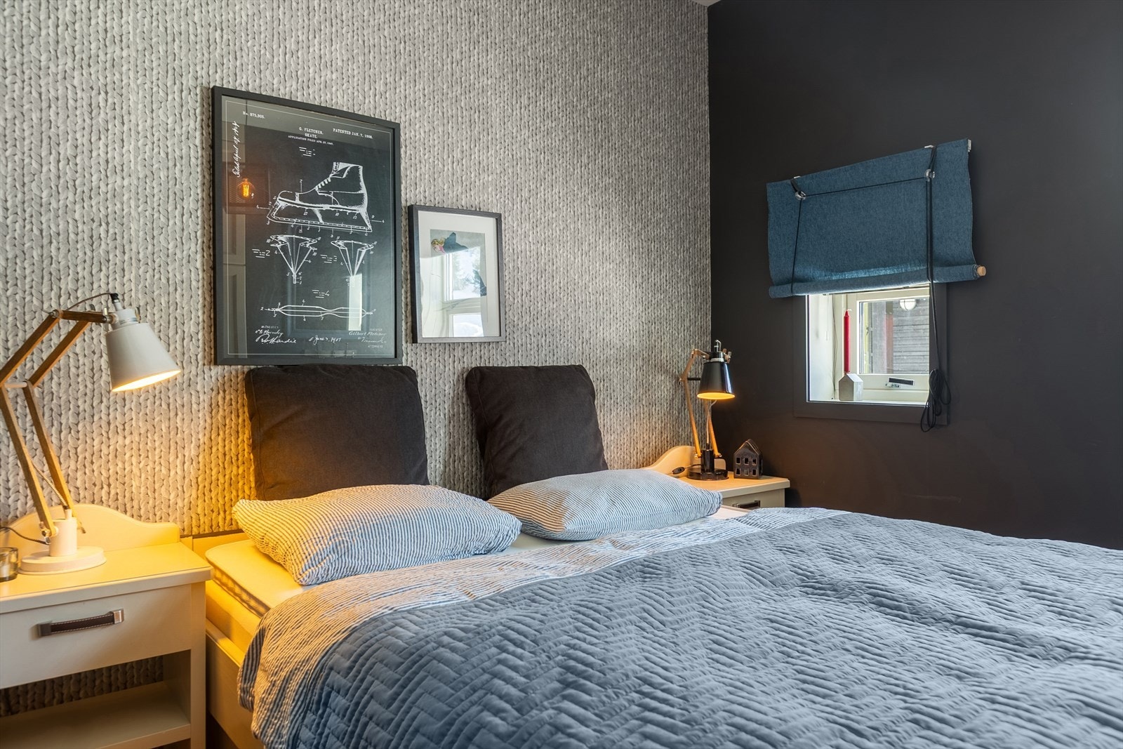 I leiligheten er det tre soverom, hvorav to soverom har innebygde garderobeskap. På hovedsoverommet er det fin plass til dobbeltseng. Galleribilde