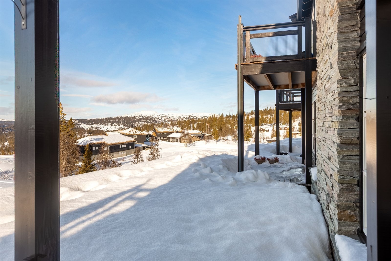 Som en kan se, er det ikke langt å gå ned til Danebu Kongsgaard, som tilbyr fristende retter i vakre og historiske omgivelser. Galleribilde