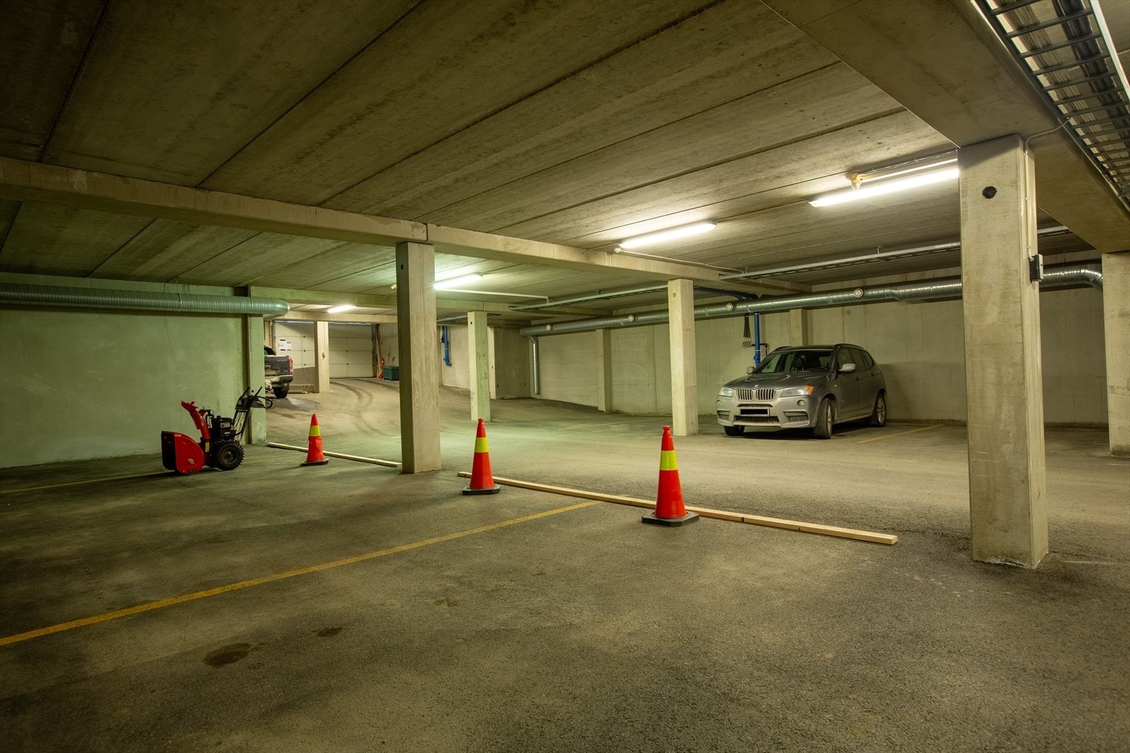 Med leiligheten følger garasjeplass til en bil i felles, oppvarmet garasjeanlegg. Galleribilde