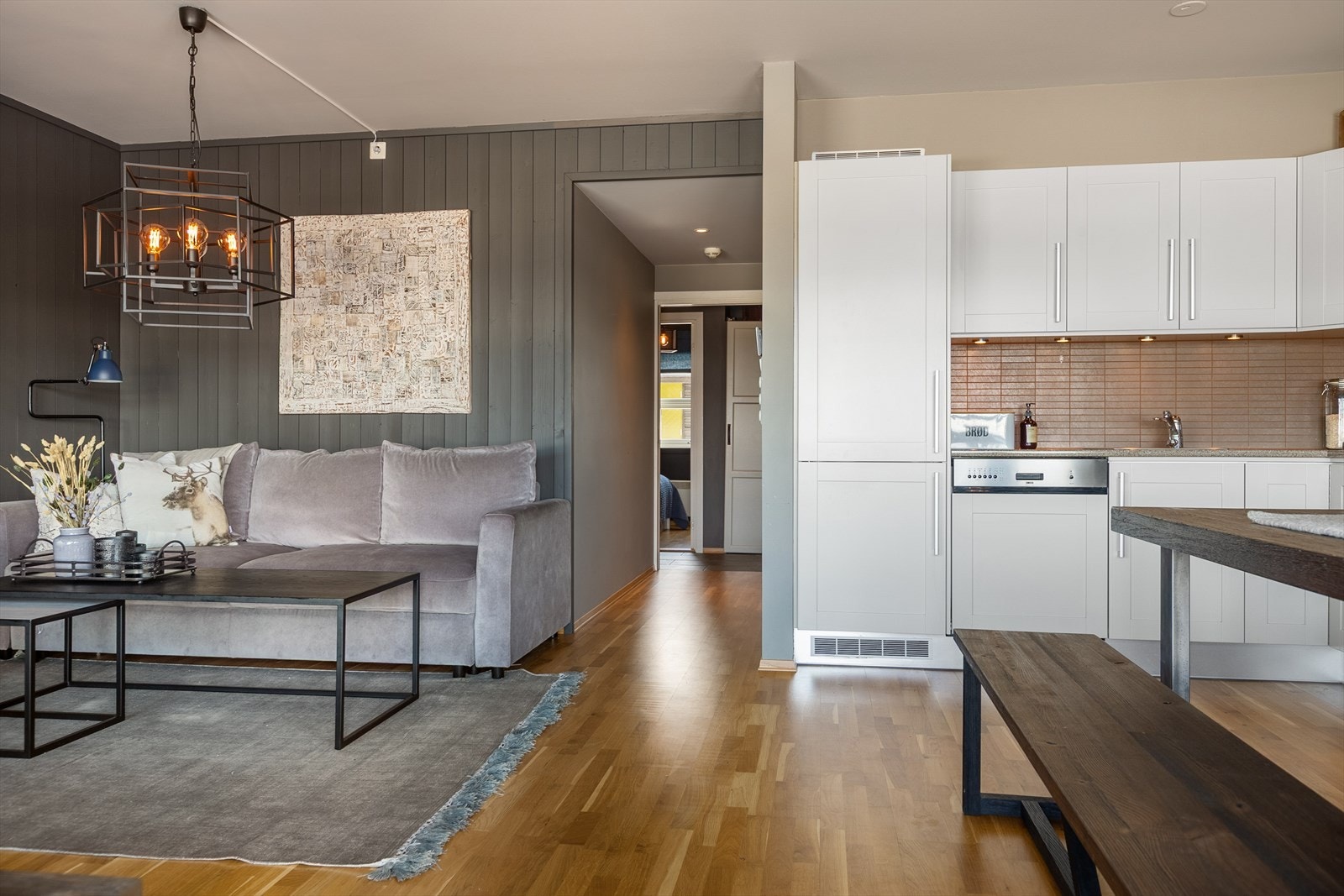 Kjøkkeninnredning er lys og delikat i malte folierte plater med over-og underskap. Laminat benkeplate i trefylling og oppvaskkum med kran av stål. Galleribilde