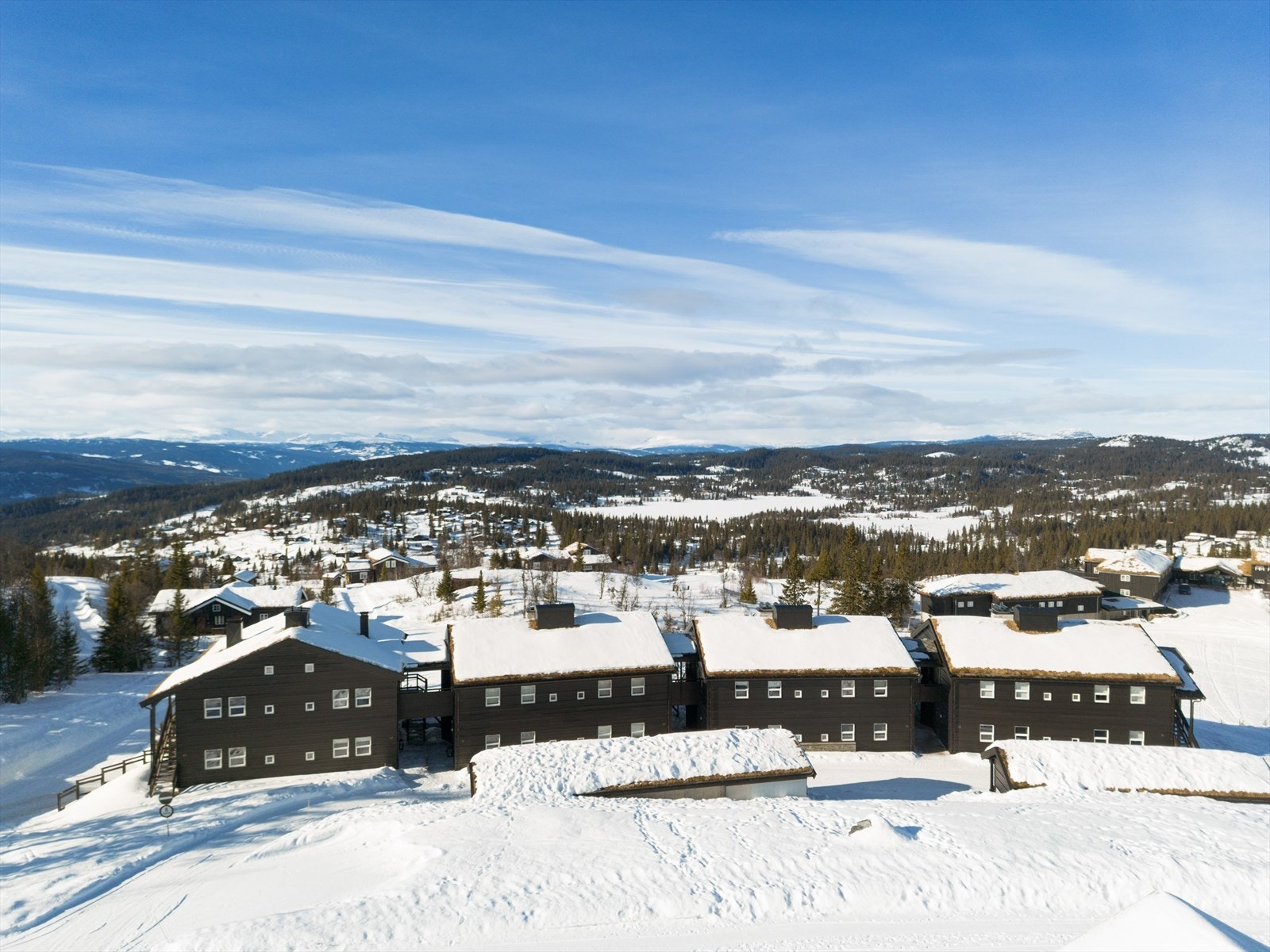 Her finner du en stilfull leilighet med gode solforhold og nydelig utsikt utover dalen og til bla. fjellene i Hemsedal og Jotunheimen. Galleribilde