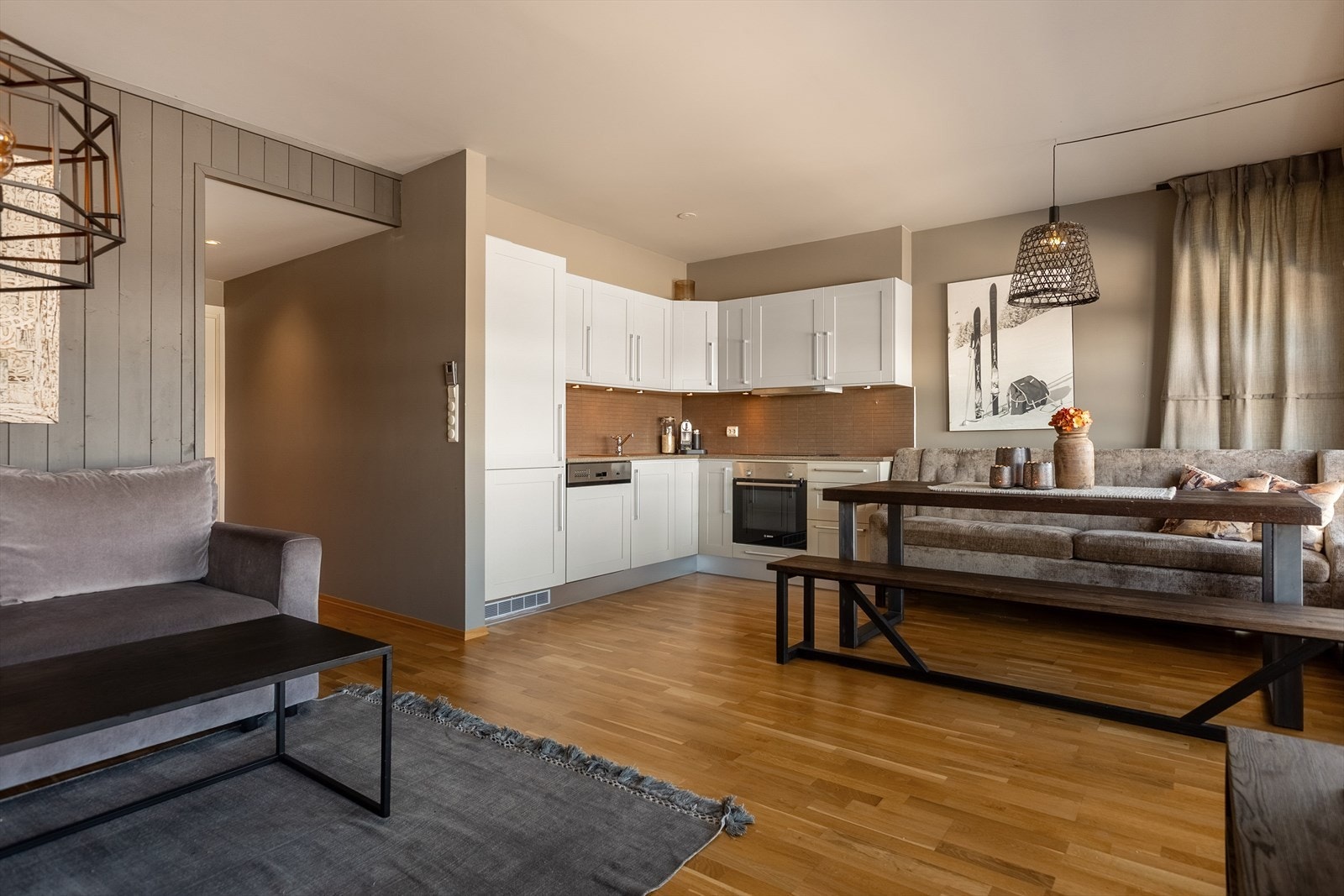 Mellom benk og overskap er det stilige fliser, og i et av underskapene er det praktisk hjørnekarusell. Galleribilde