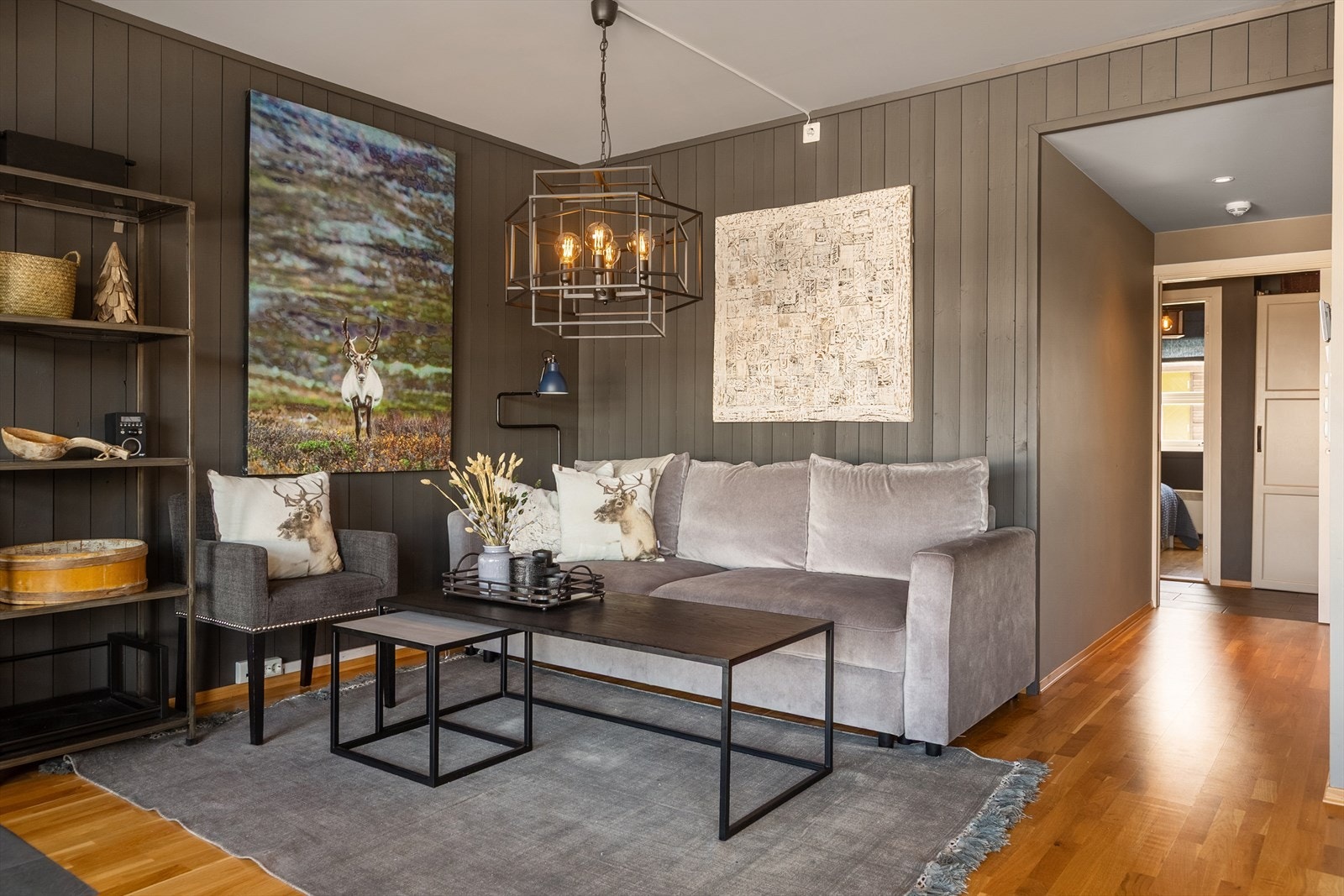 Med åpen løsning mellom stue og kjøkken blir det ekstra lyst og luftig. Galleribilde