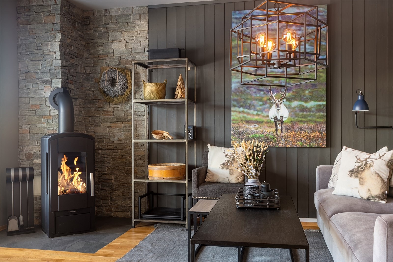 Bak peisovnen er det brannmur forblendet med fasadestein. Galleribilde