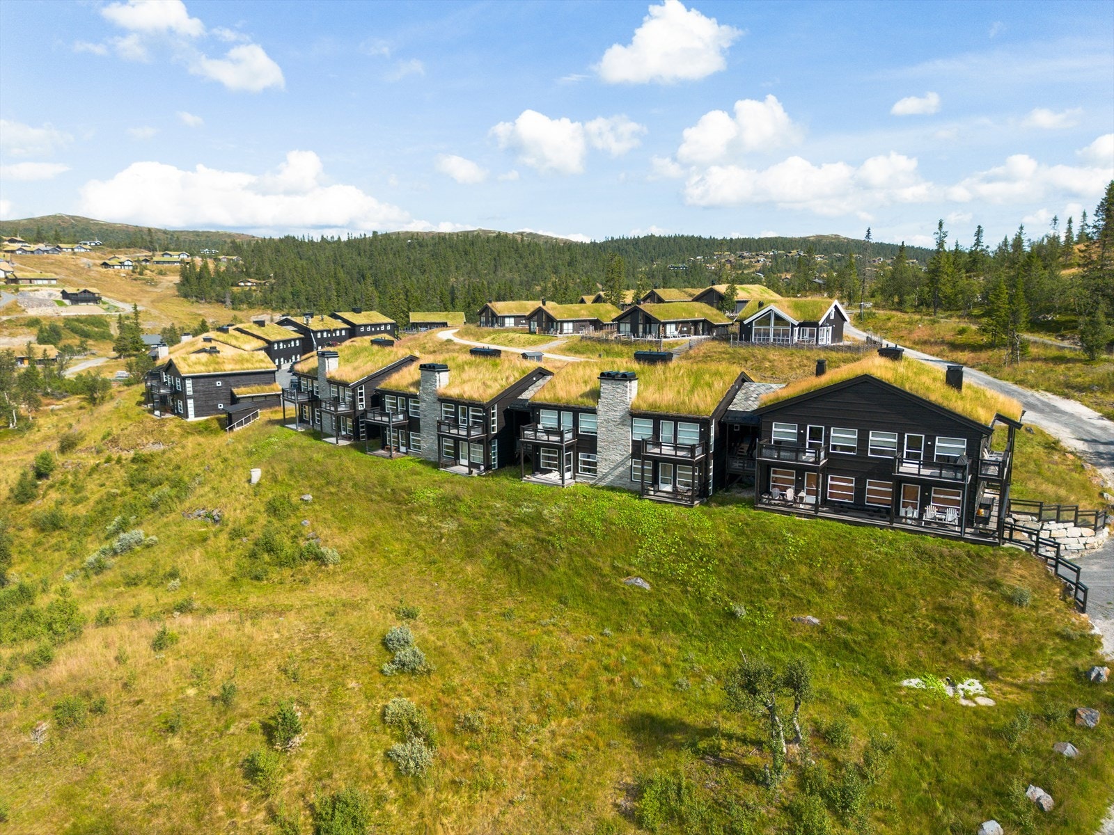 Fritidsleiligheten ligger i et meget populært hytteområde og har enkel tilgang på et fantastisk løypenett, ski inn/ski ut via tilfarerløype til Valdres Alpinsenter og kun få meter til Danebu Kongsgaard. Galleribilde