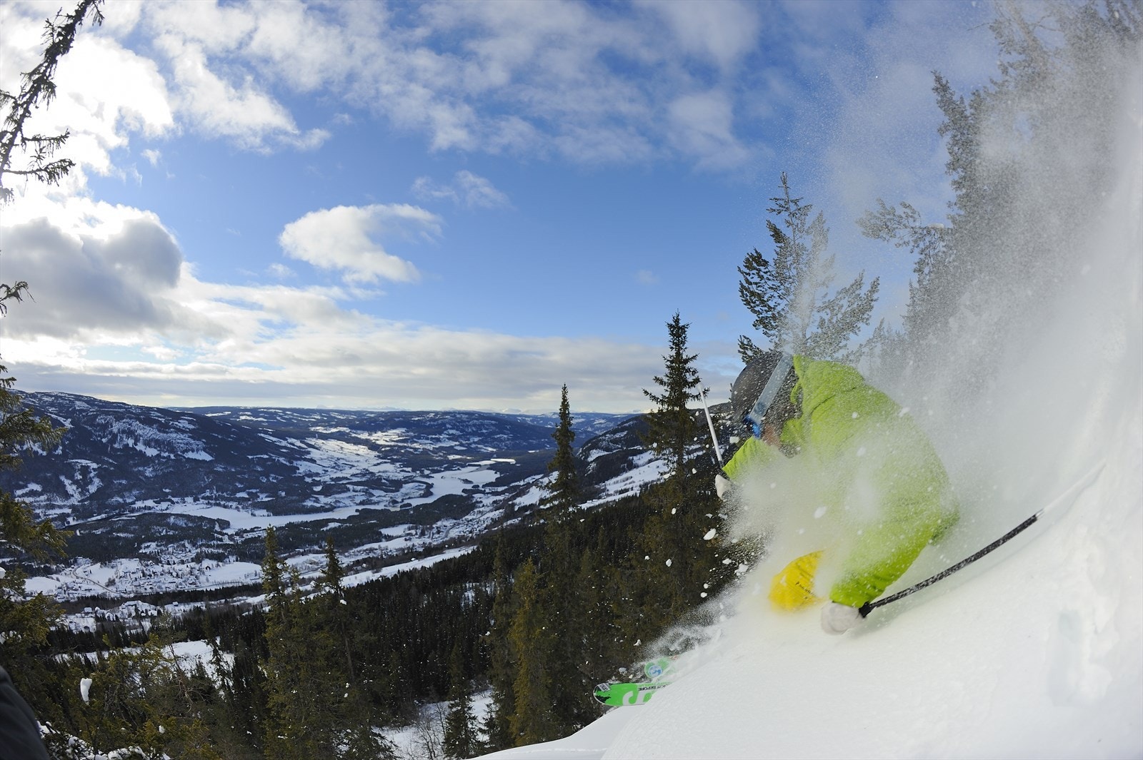 Valdres Alpinsenter er et av Valdres sine største alpinsentre og ligger solrikt til med nydelig utsikt til fjellene i Hemsedal. (Foto: Valdres Alpinsenter) Galleribilde