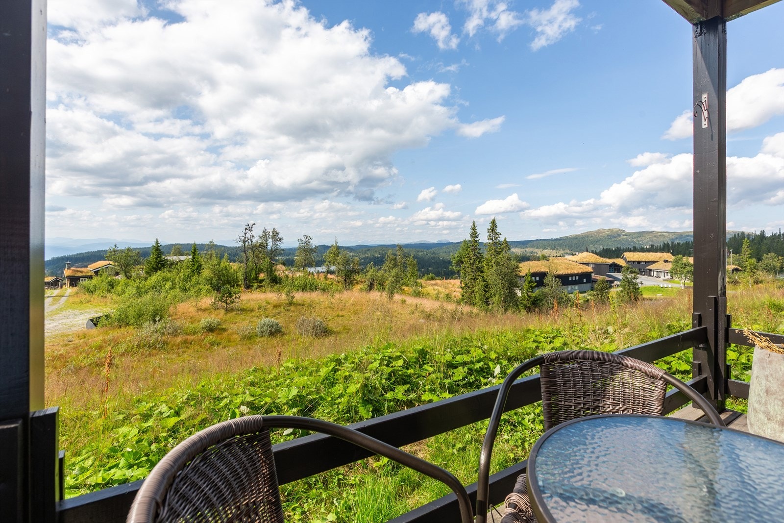 Her kan barna leke trygt på fine fellesareal, og voksne kan nyte nærheten til vakker natur. Galleribilde