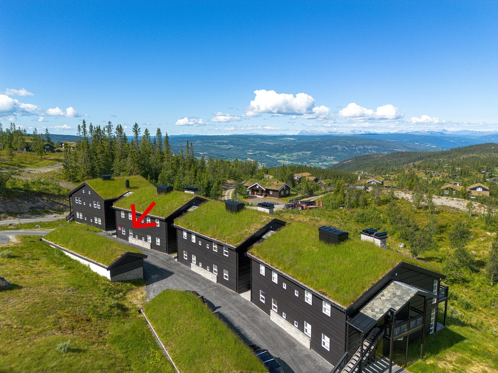 Leiligheten ligger i et pent utformet sameie med 38 seksjoner og tilhørende fellesareal. Sameiet har eiet fellestomt beliggende i hellende terreng. Galleribilde