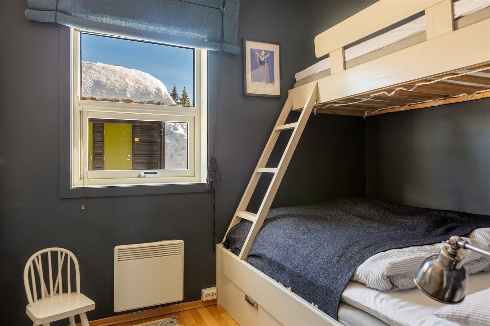 På soverom nr. 2 er det plassbygd familiekøye med praktiske oppbevaring i sokkel. Galleribilde