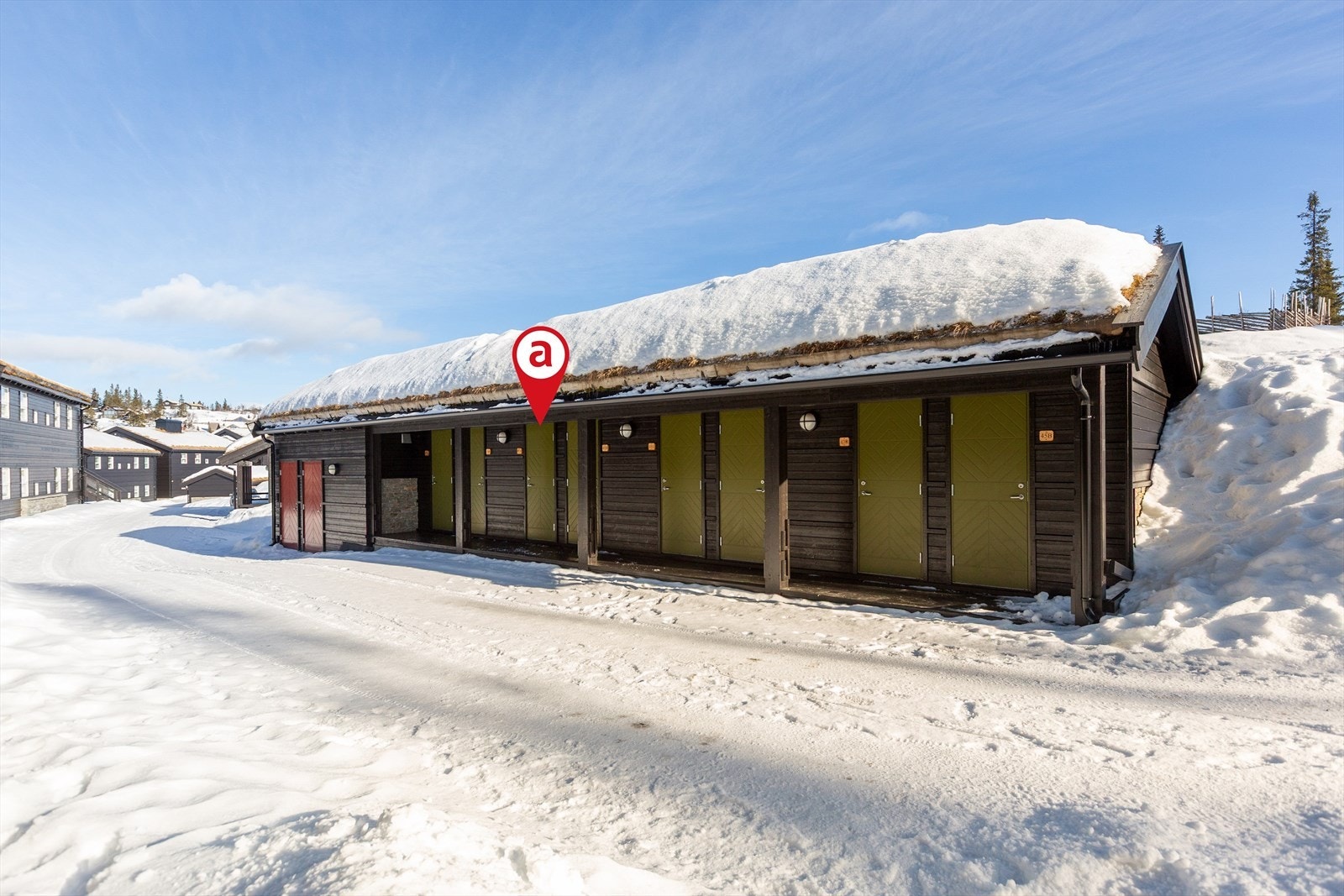 Til alle seksjoner er det utebod og biloppstillingsplass i felles garasjeanlegg, noe som gir rene og fine utearealer. Galleribilde