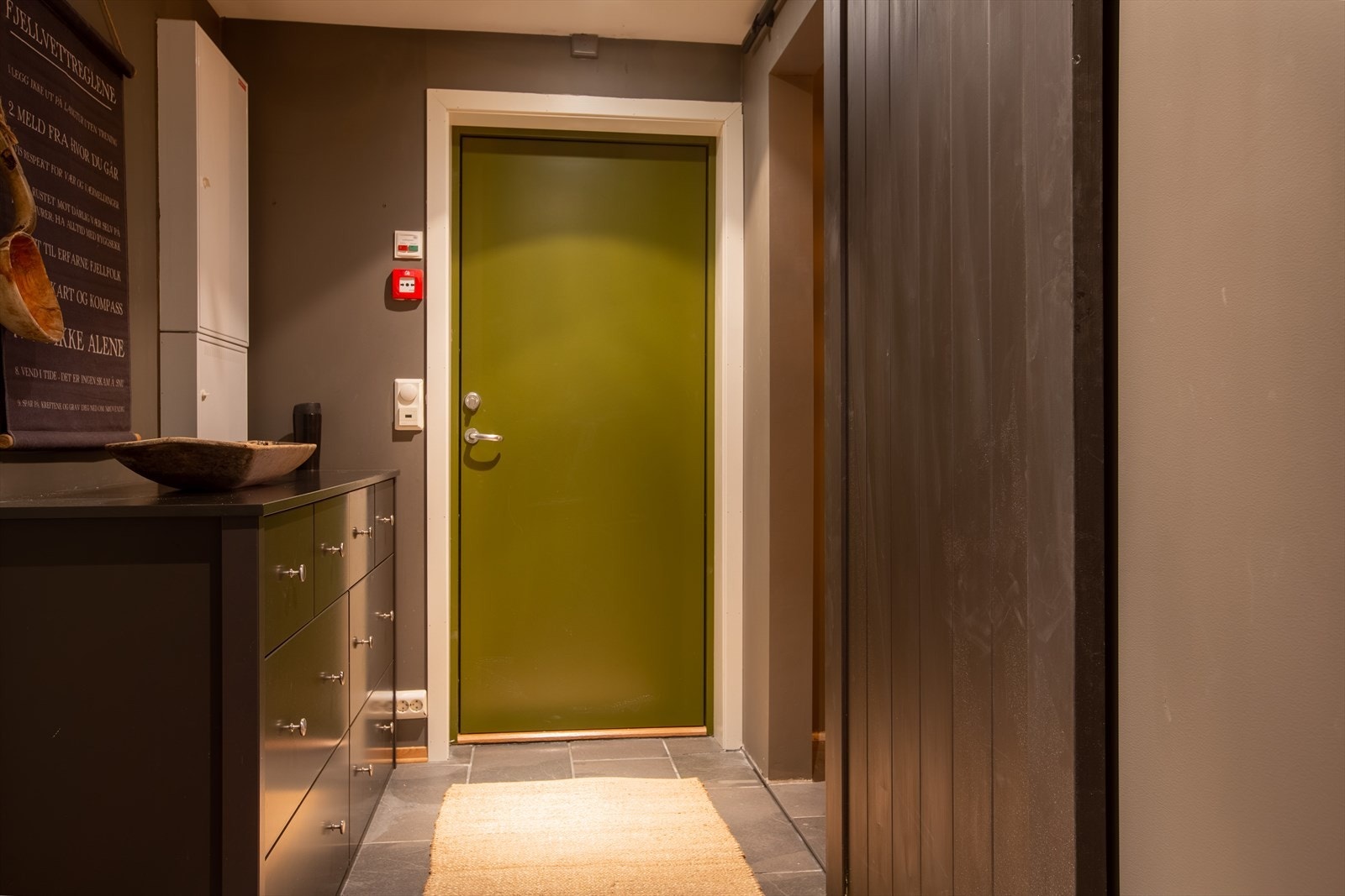 Leiligheten har overbygd inngangsparti inn til entréen. Entréen har flislagt gulv med lun og god varme. Galleribilde