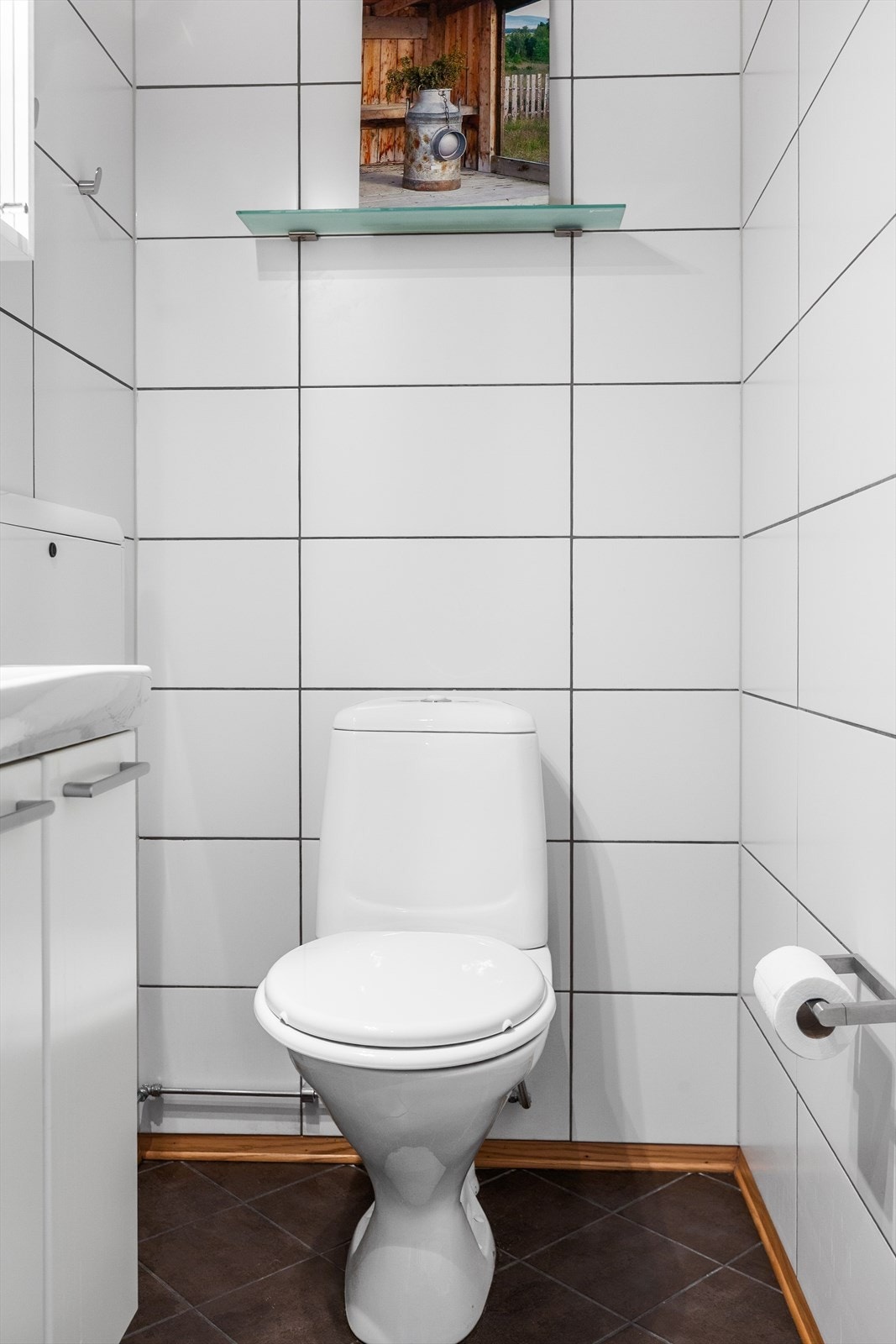 I leiligheten er det også et flislagt toalettrom med varme i gulv. Galleribilde