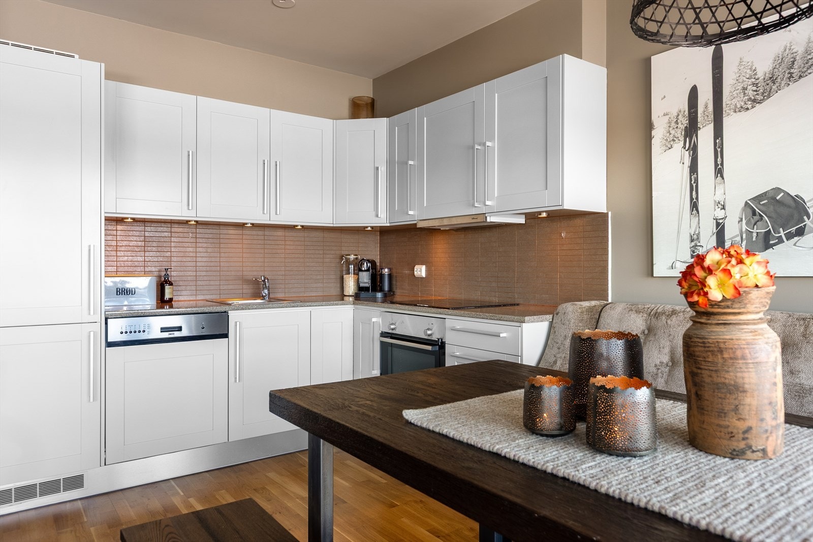 Innredningen har integrerte hvitevarer med komfyr, koketopp, ventilator, oppvaskmaskin og kjøl/fryseskap. Avtrekk via mekanisk avtrekksanlegg. Galleribilde