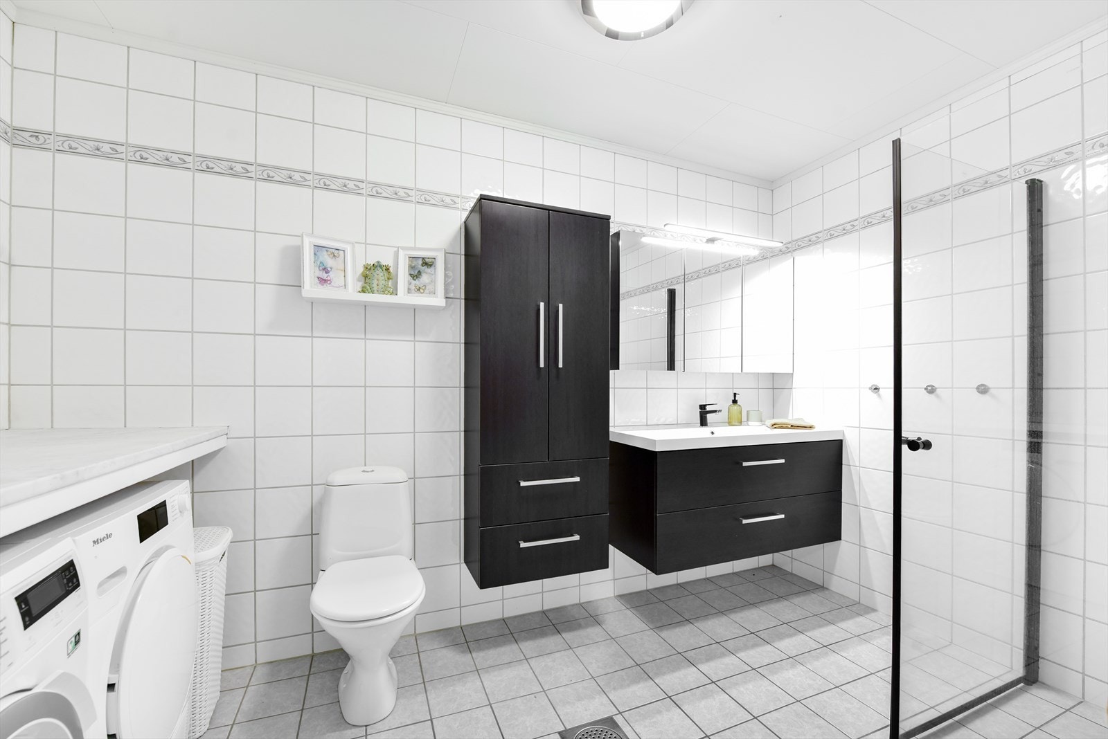 Badet ligger i boligens sokkeletasje og er oppgradert utover standard leveranse. Galleribilde