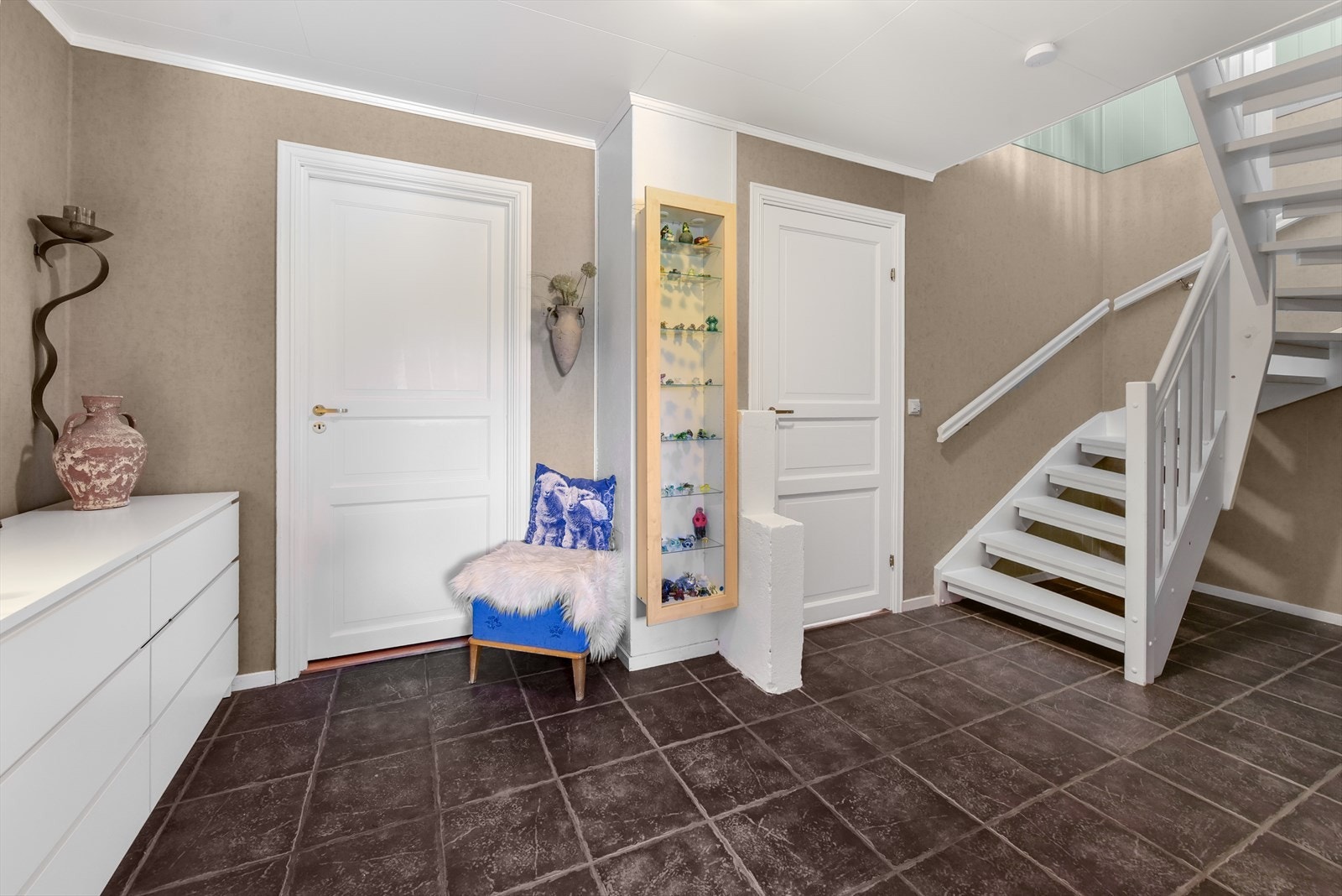 Varmepumpe er montert i stue og det er varmekabler i flislagte gulv. Galleribilde