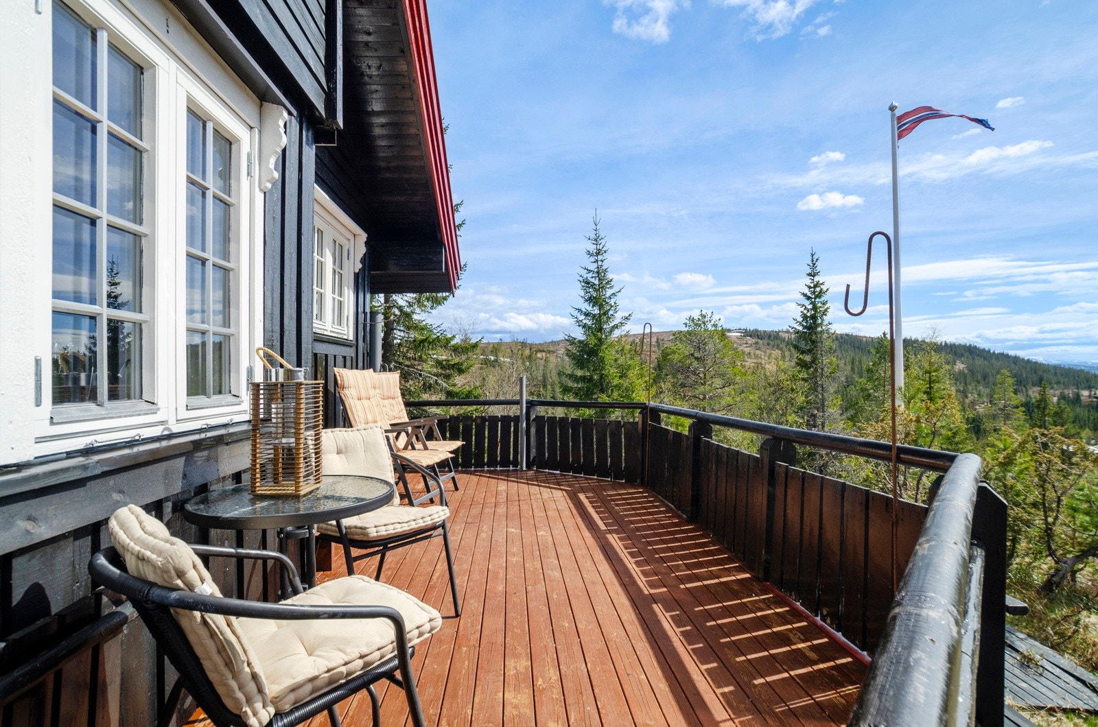 Det er en kort kjøretur til parkeringsplassen enden av Heståsdalen. Herfra har du fine og barnevennlige turmuligheter som Roknesvollen og Reinsjøen. Galleribilde