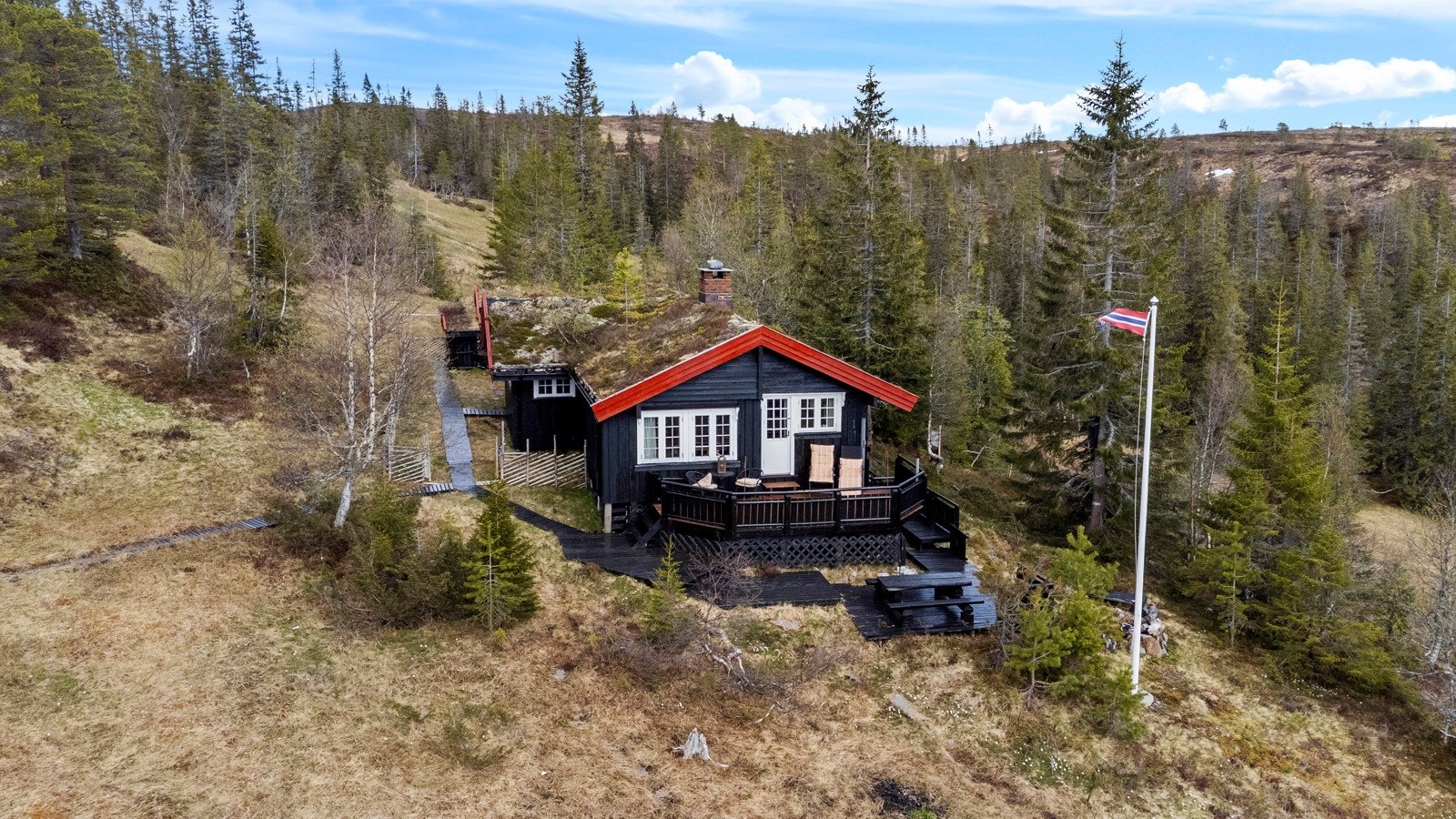 Hytta ligger høyt i terrenget og byr på flott utsikt over vakker natur. Galleribilde