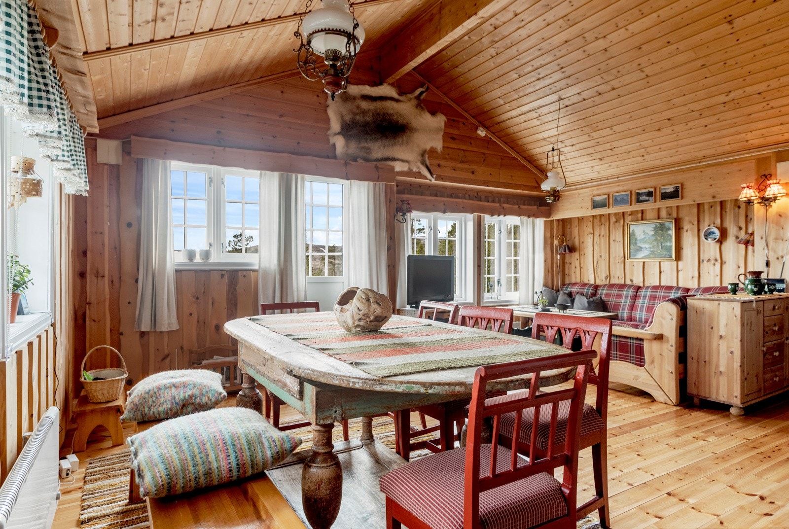 God plass til spisegruppe og sofakrok. Galleribilde