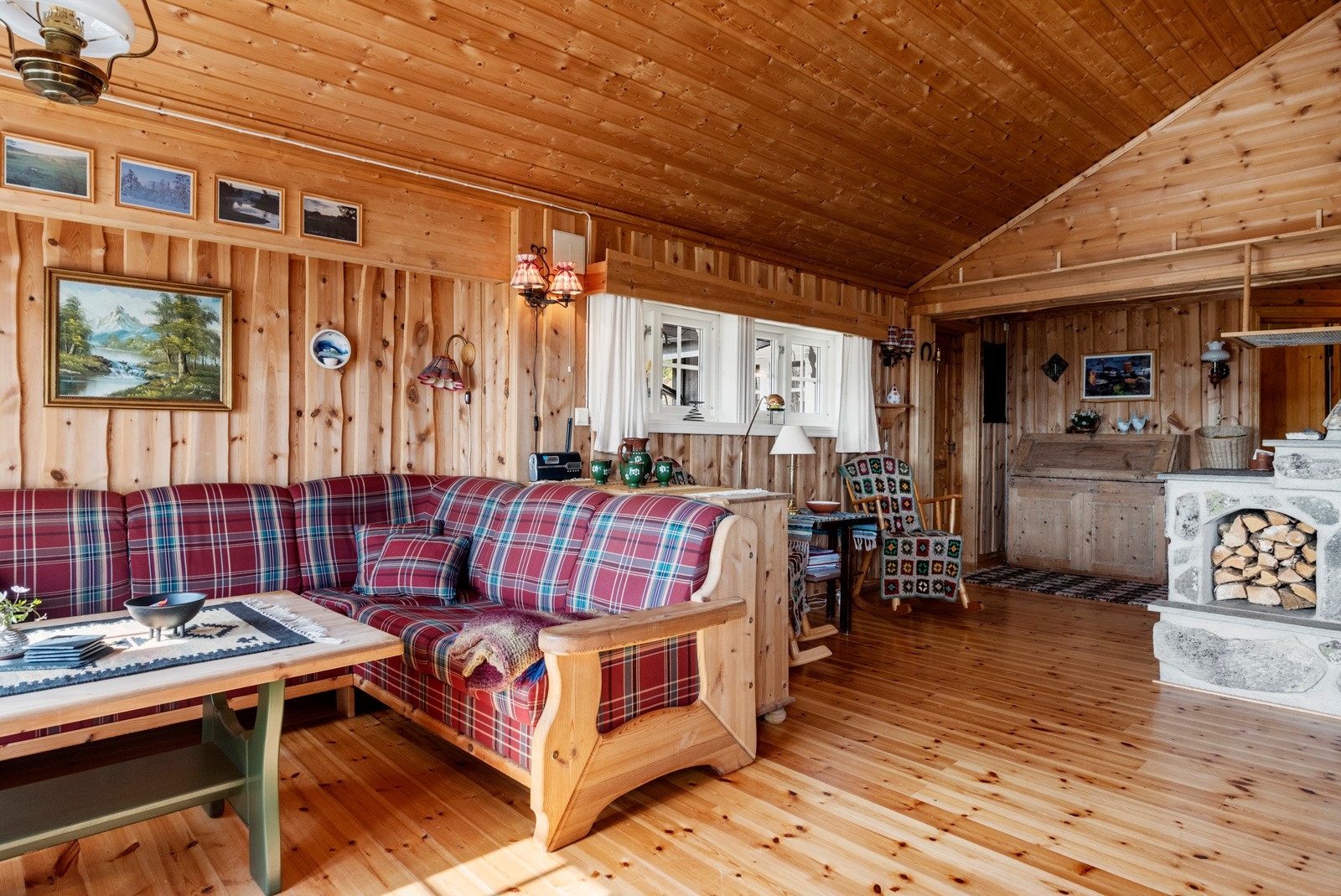 Åpen løsning mellom stue og kjøkken gir en sosial og romslig følelse. Galleribilde