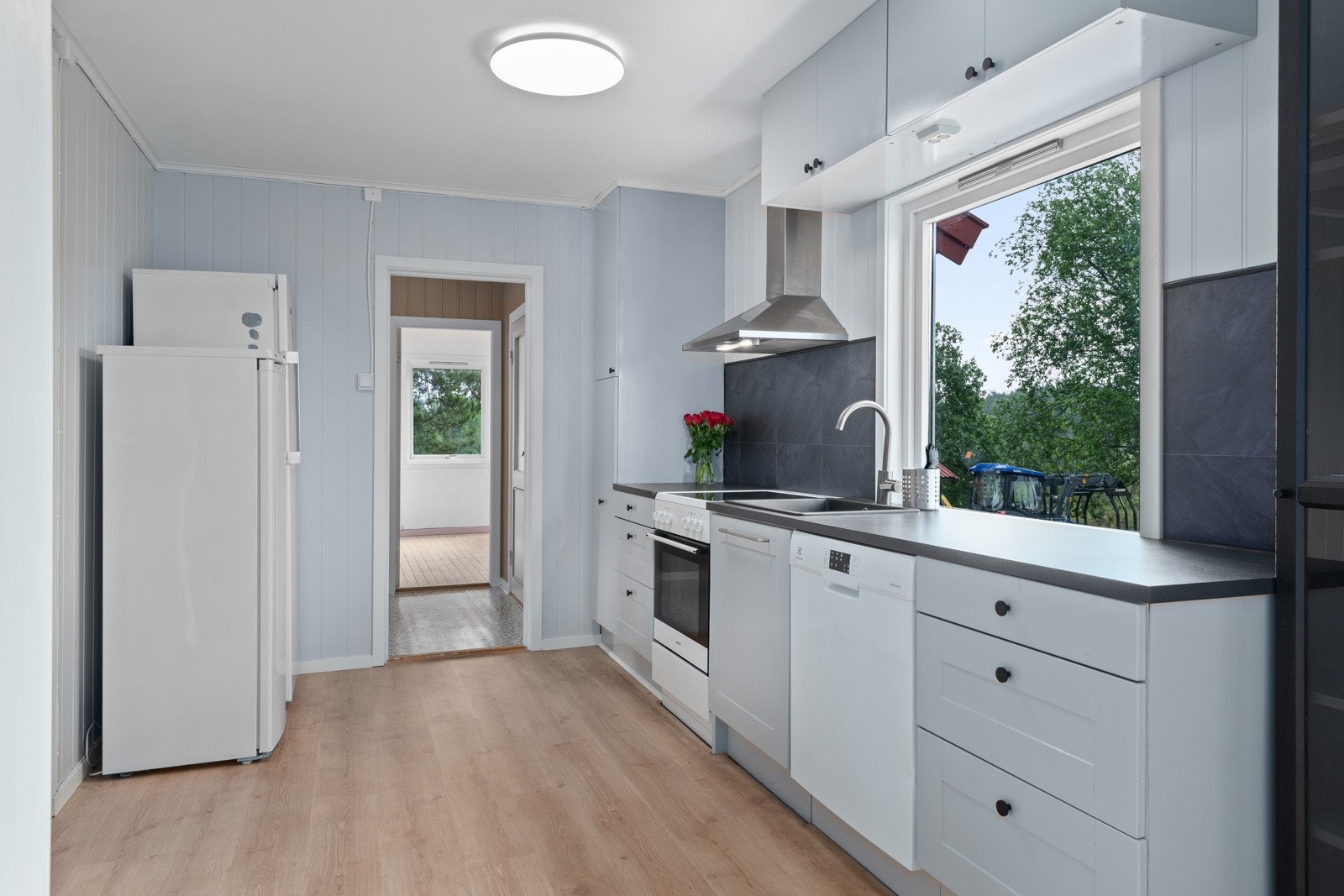 Kjøkkenet er pent modernisert. Galleribilde