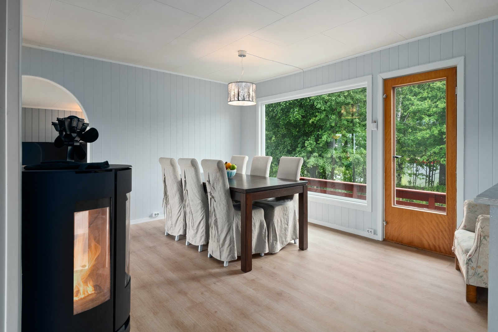 God plass til spisestue i tilknyttning til kjøkkenet. Galleribilde