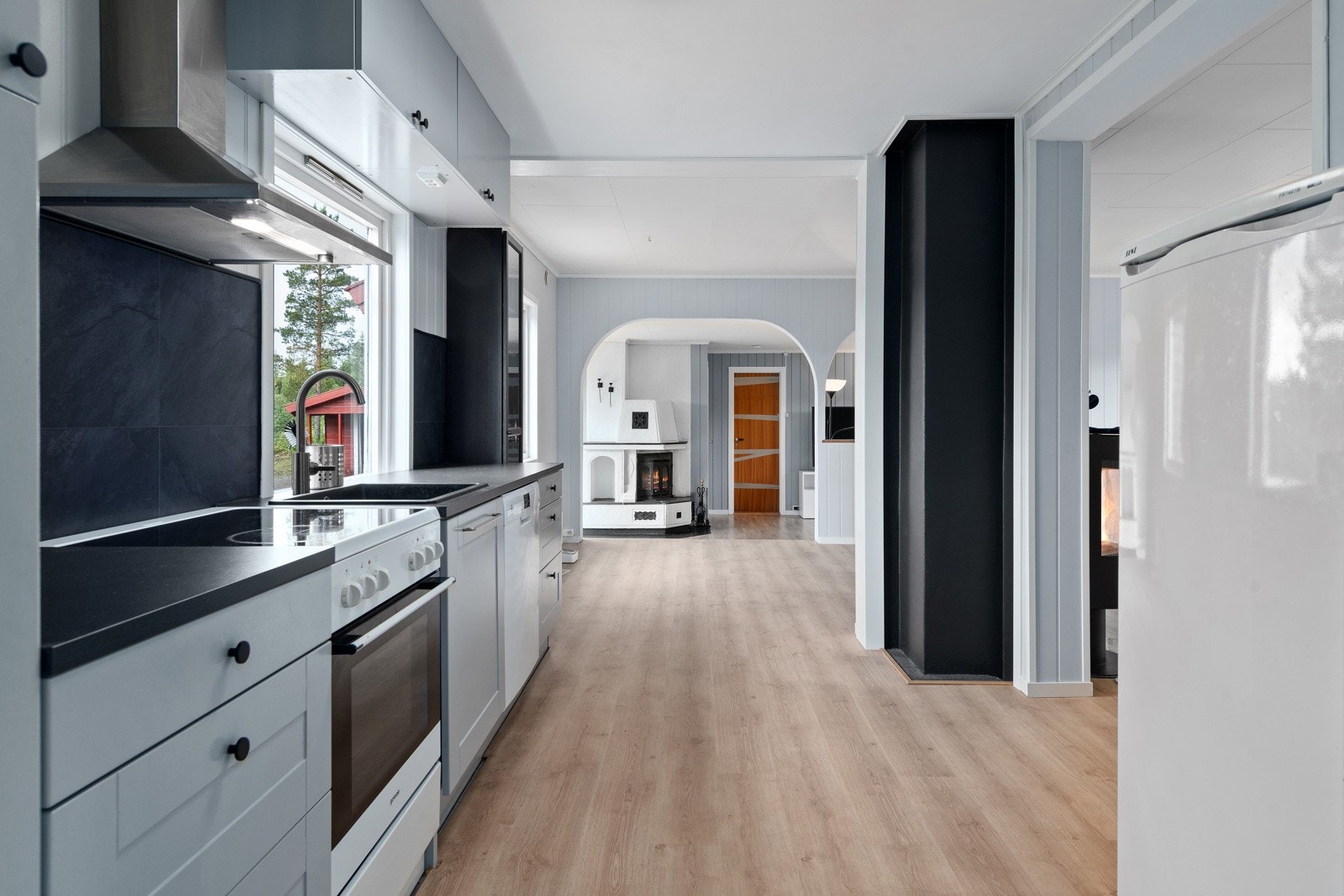 Kjøkken i en sosial og åpen løsning. Galleribilde