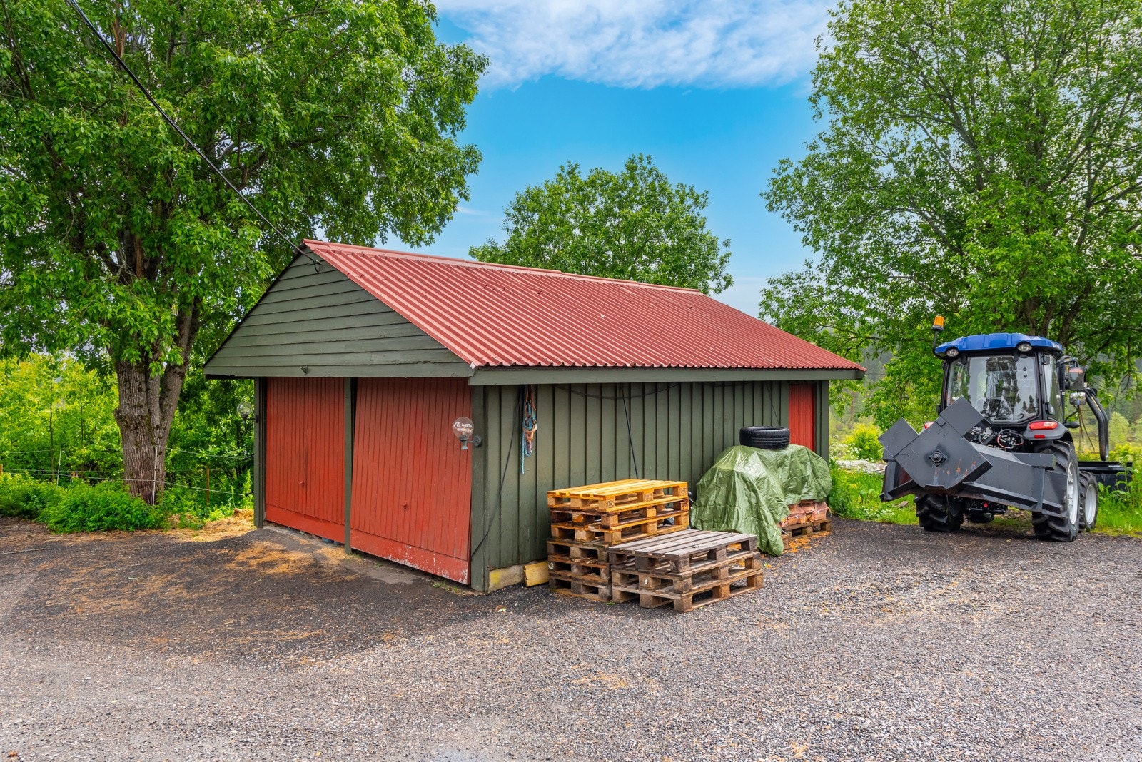 Dobbel garasje tilhørende boligen. Galleribilde