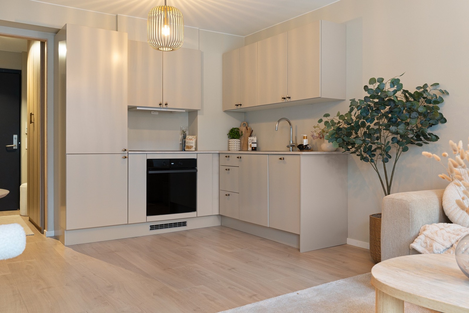 Nytt og lekkert kjøkken fra norske Huseby i 2025 med integrerte hvitevarer. Galleribilde