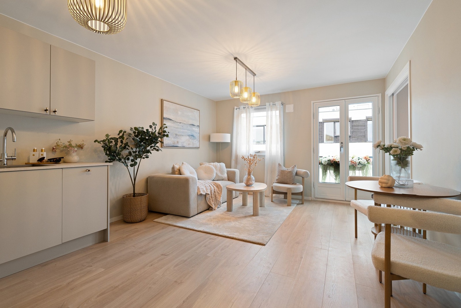 Nydelig énstavsgulv i hele leiligheten som komplementerer de lyse, nymalte overflatene. Galleribilde