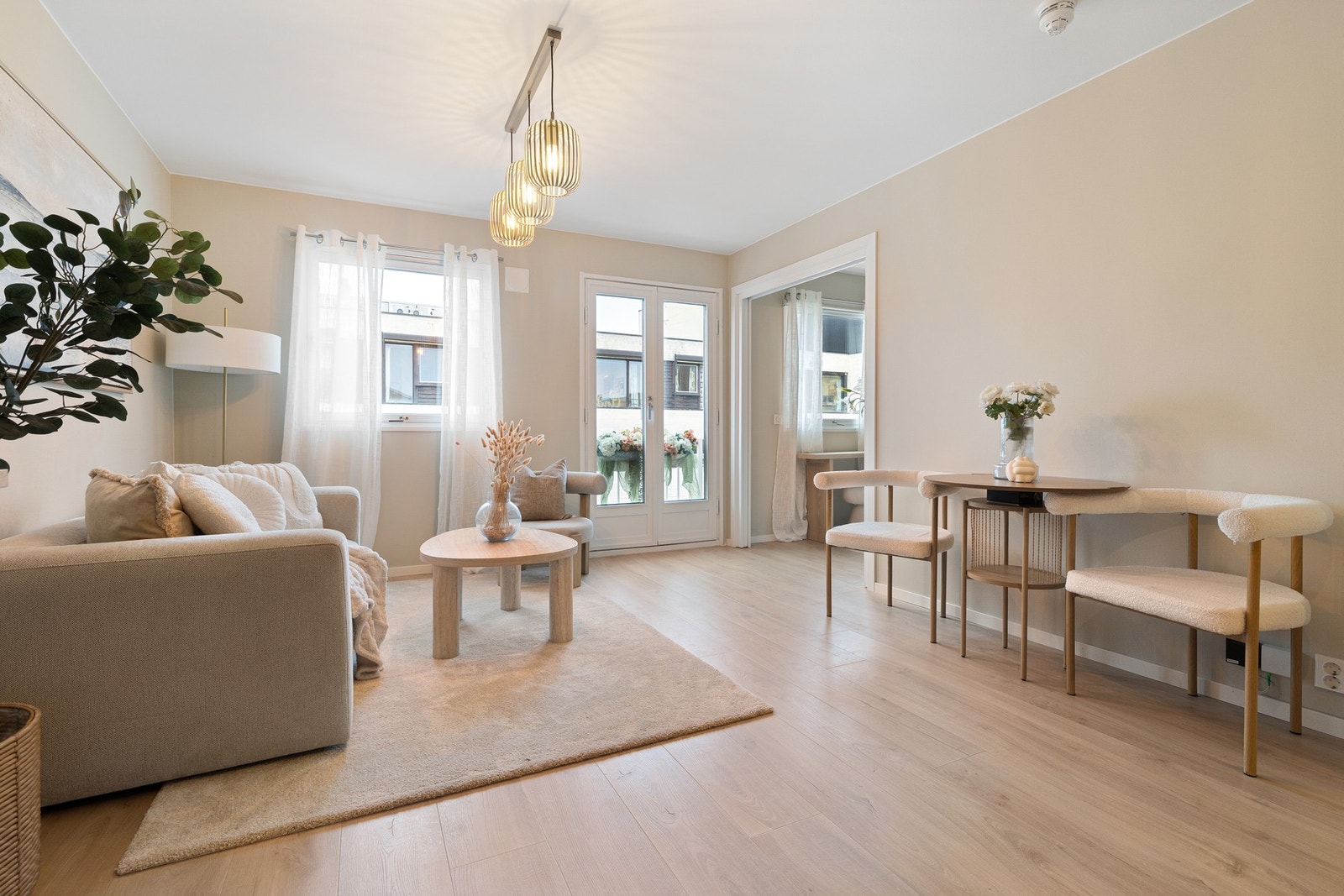 Byggets beste internbeliggenhet i toppetasjen/5. etasje med heis rett opp til etasjen. Galleribilde