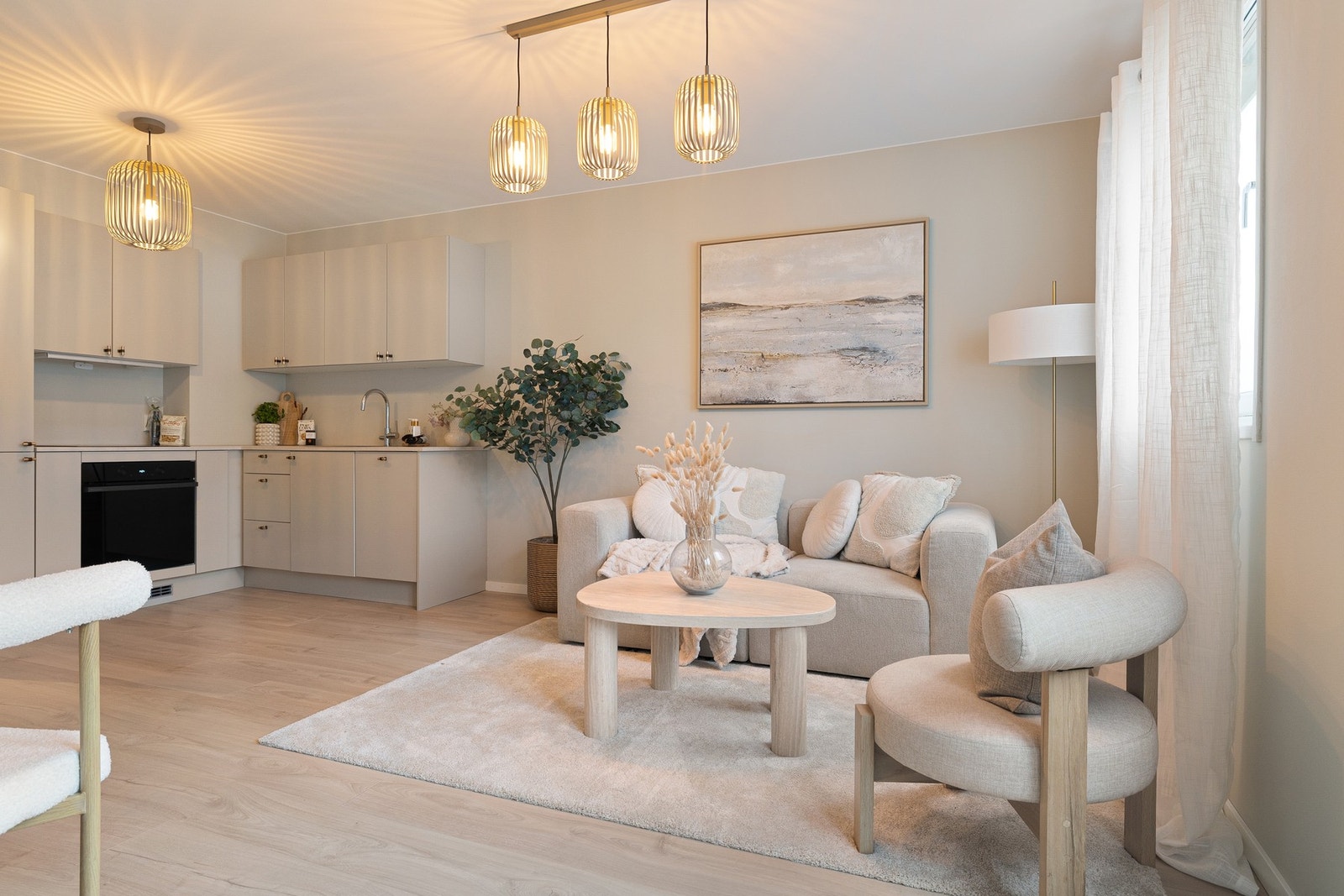 Kjøkkenet ligger i åpen og sosial løsning mot stuen og spisestuen. Påkostede knotter og håndtak som komplementerer det eksklusive uttrykket i leiligheten. Galleribilde